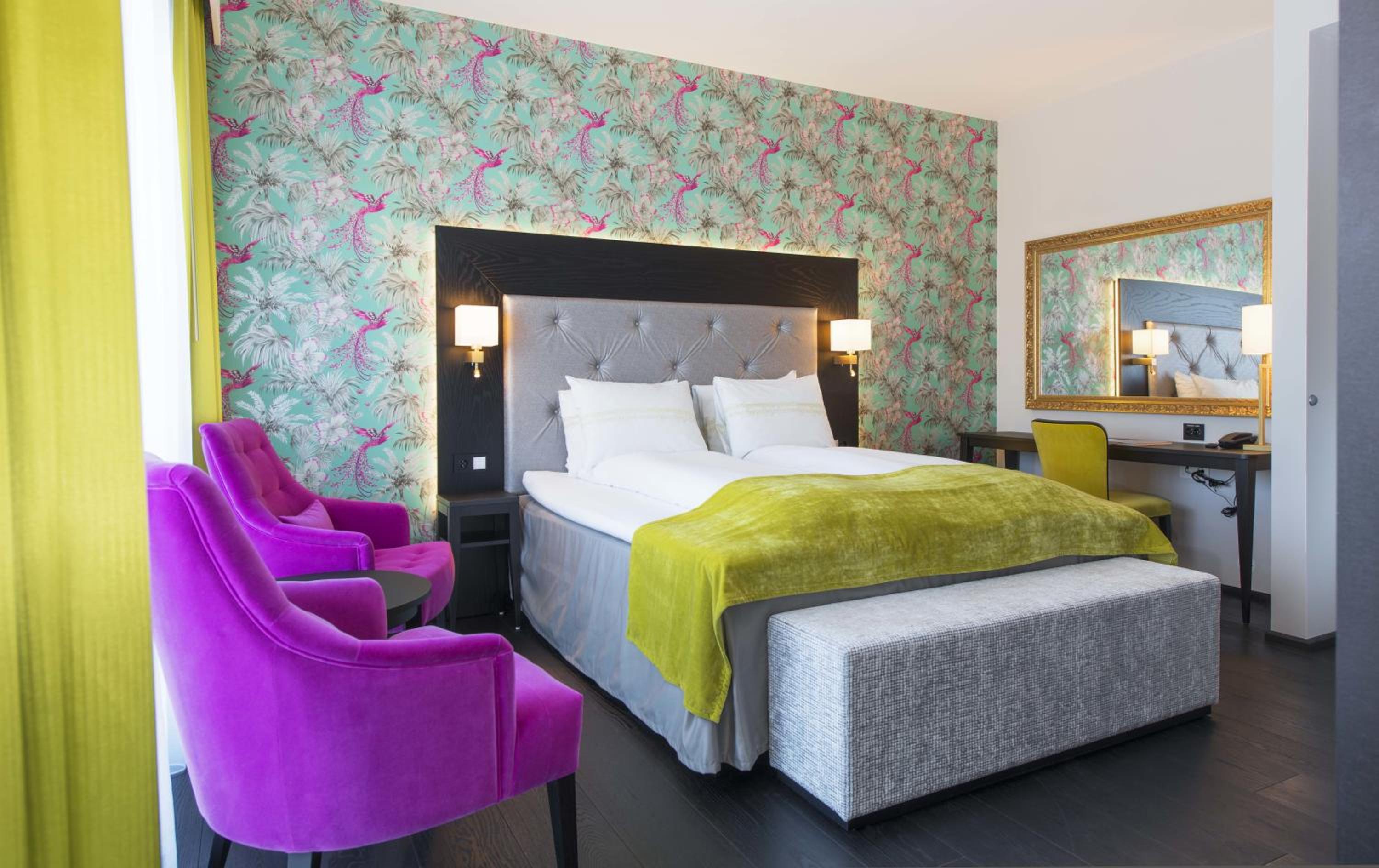 Suite - Photo 1