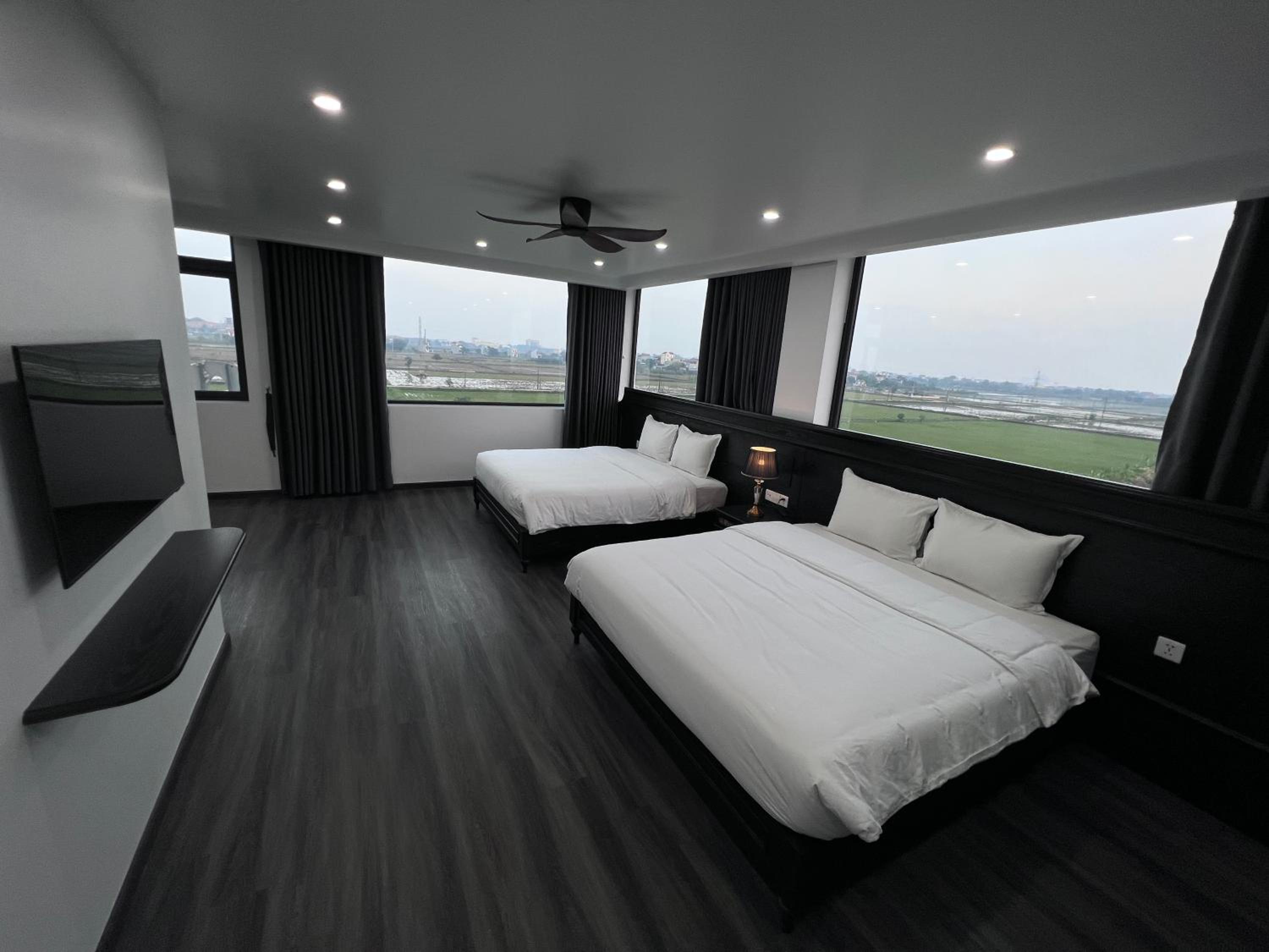 Deluxe King Suite - Photo 10