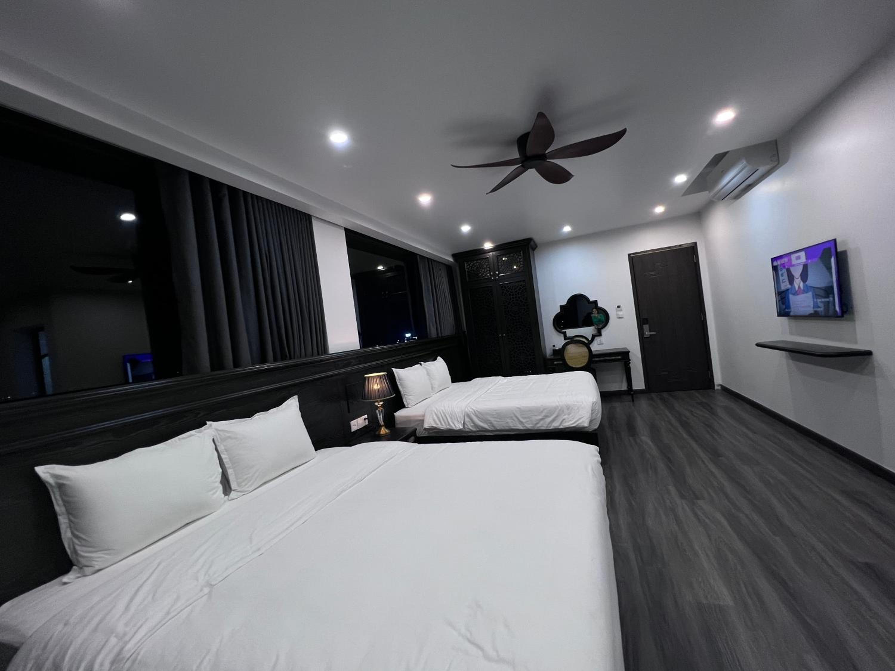 Deluxe King Suite - Photo 7