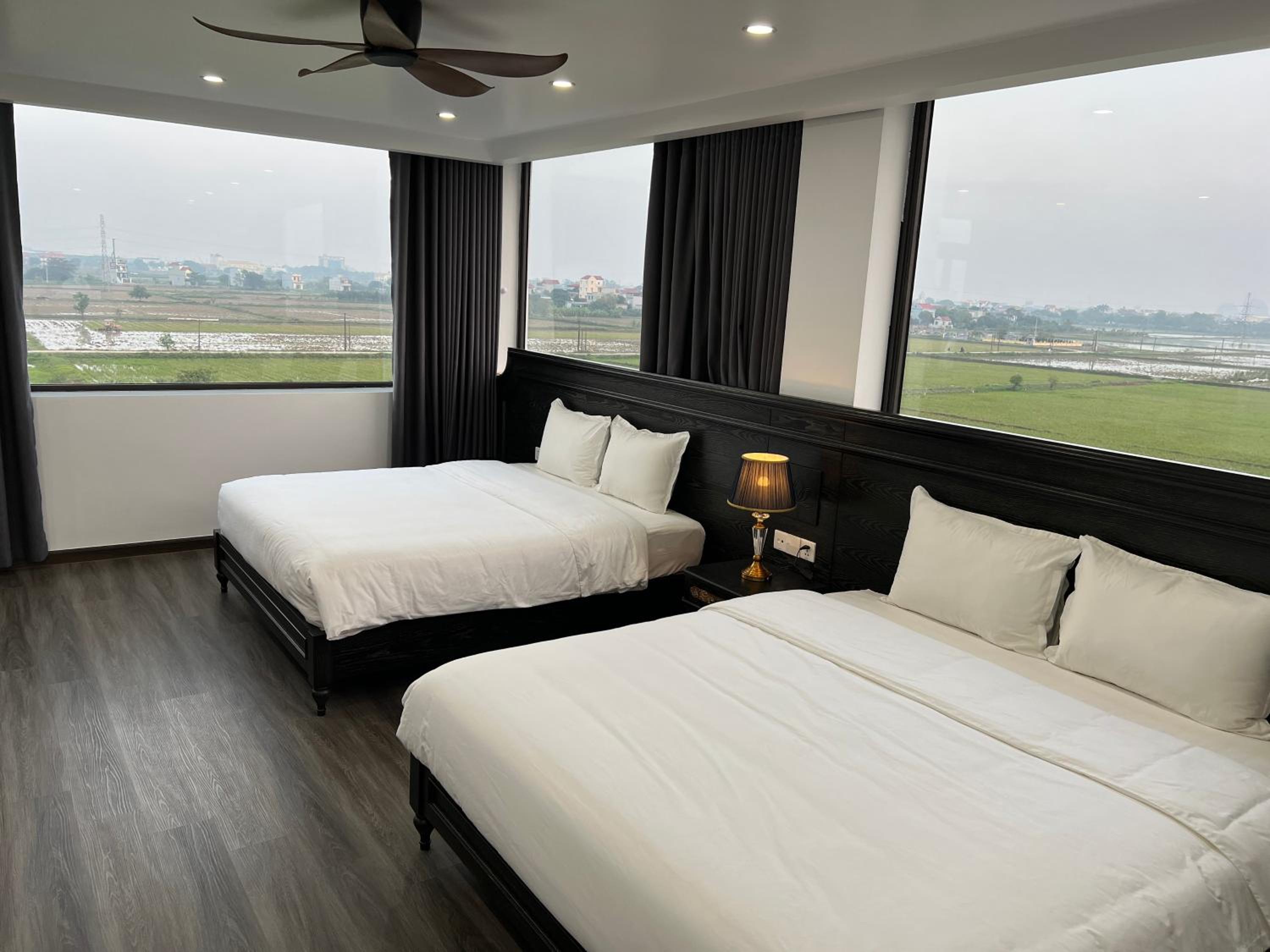 Deluxe King Suite - Photo 8