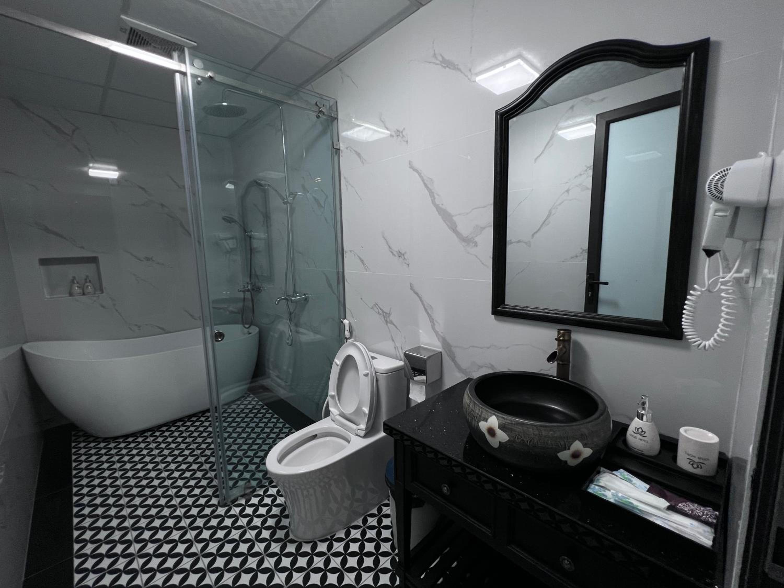 Deluxe King Suite - Photo 9