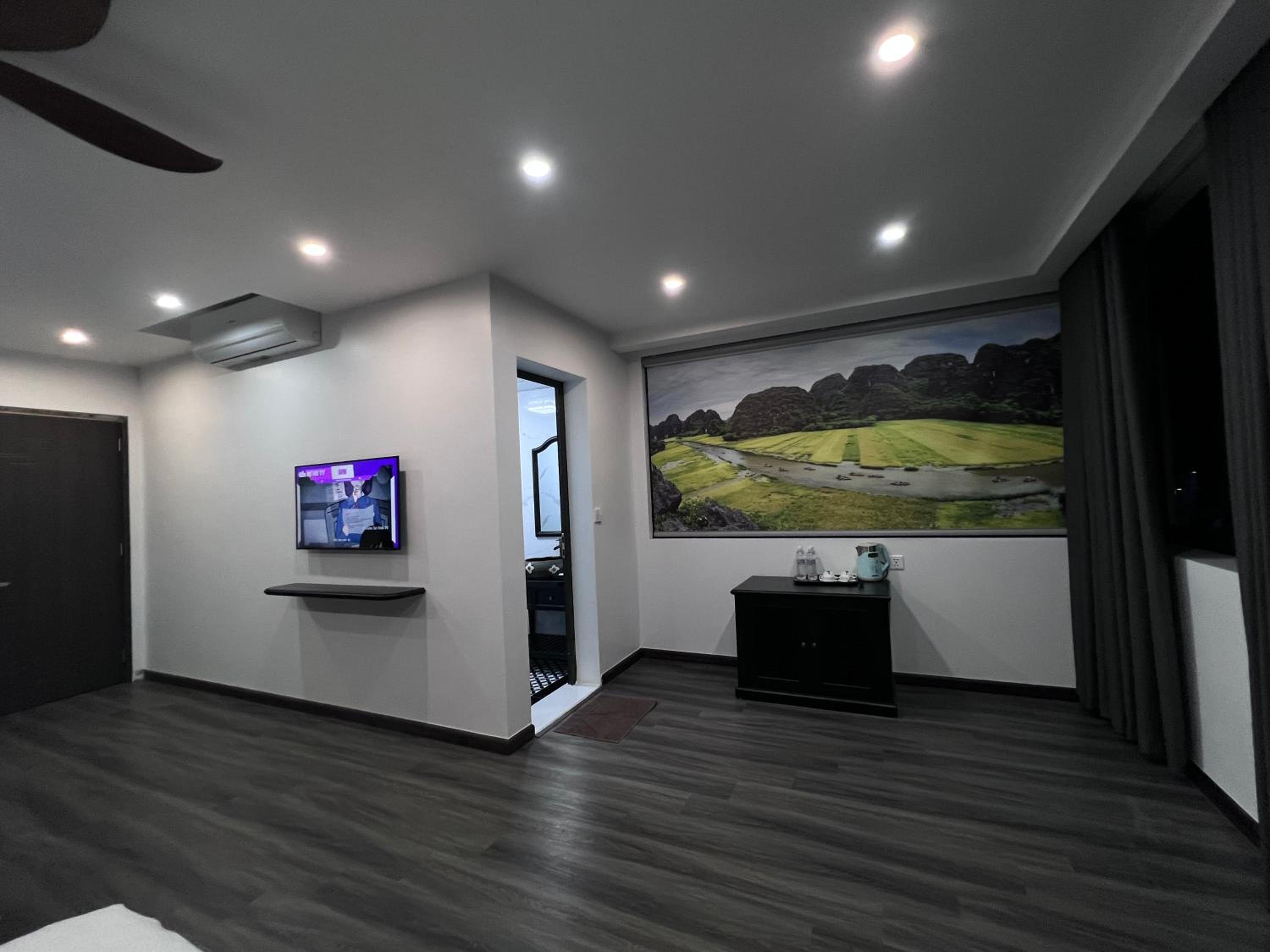 Deluxe King Suite - Photo 2