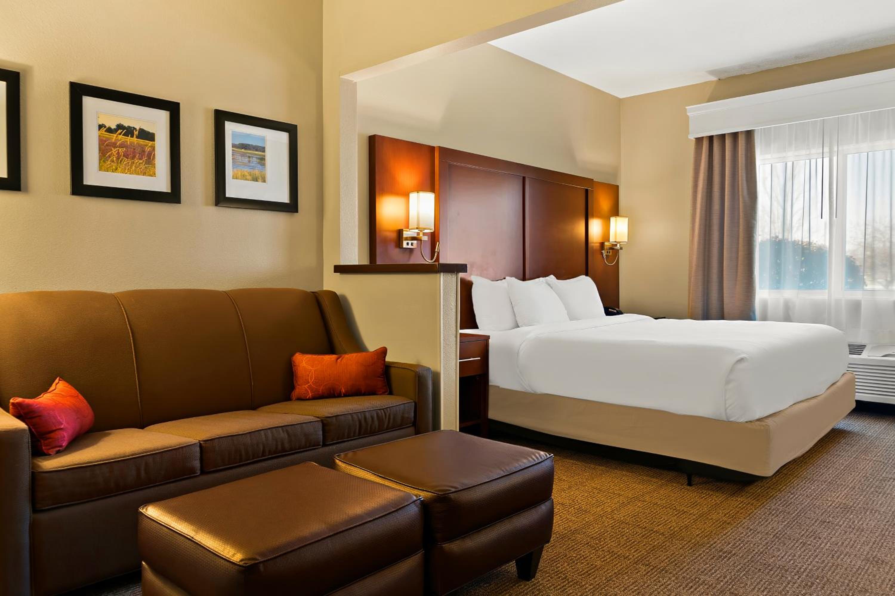 King Suite - Non-Smoking - Photo 2