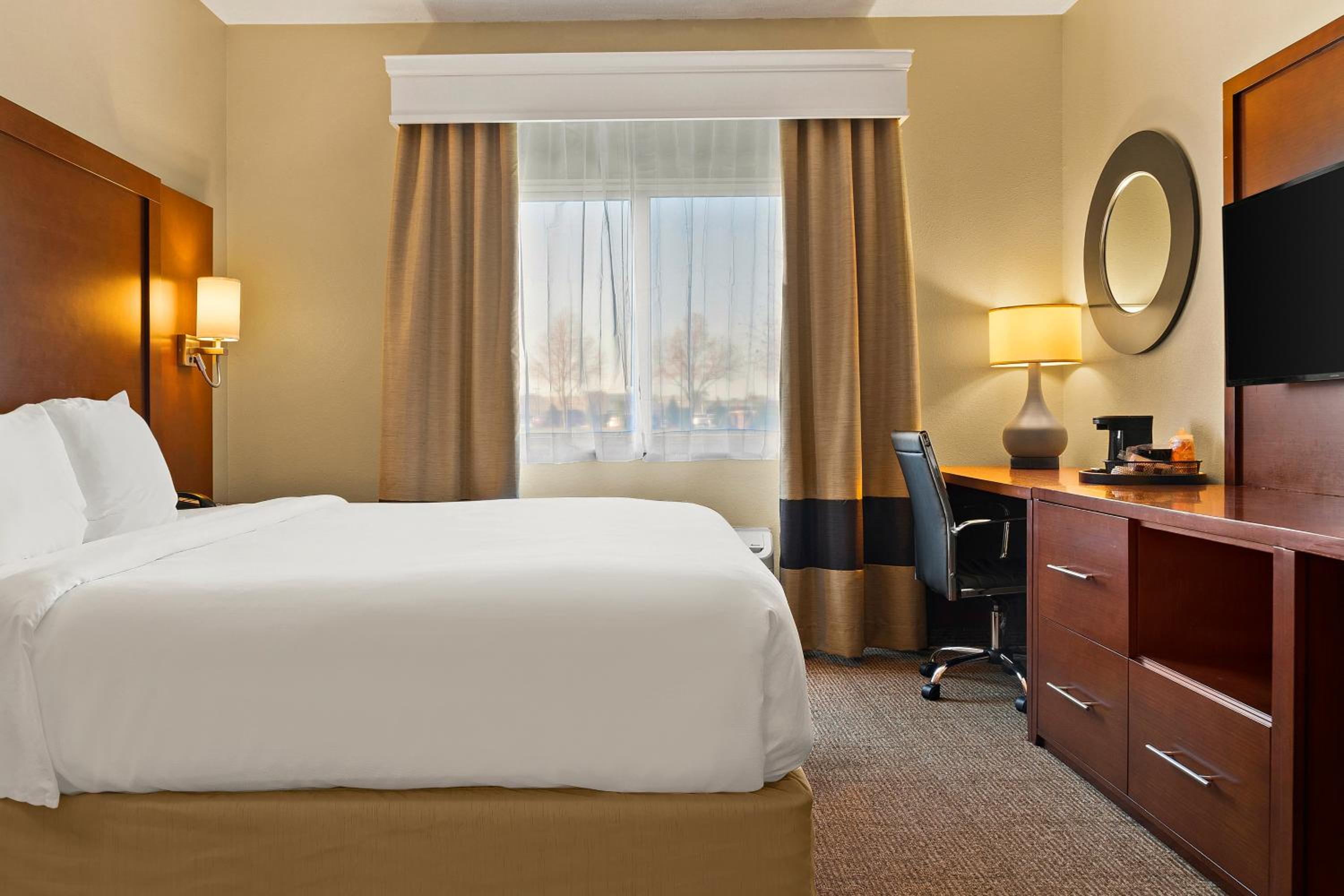 King Suite - Non-Smoking - Photo 3