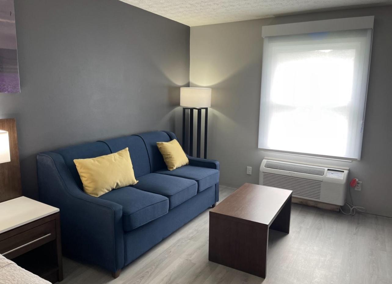 Deluxe King Suite - Photo 16