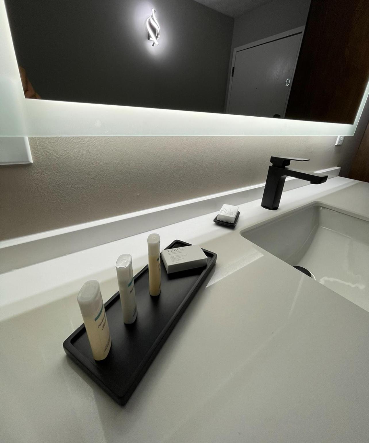 Deluxe King Suite - Photo 12
