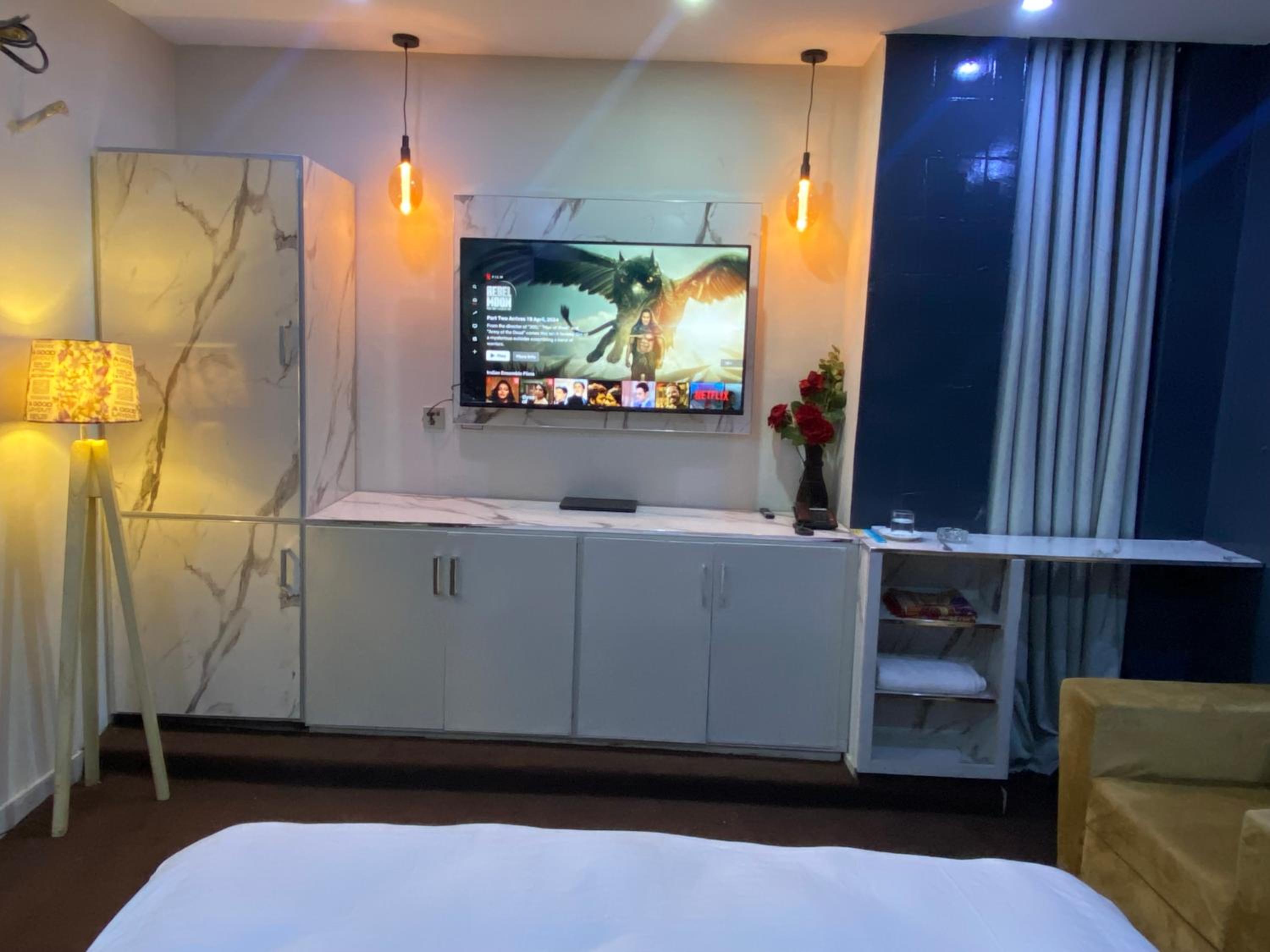 Deluxe King Suite