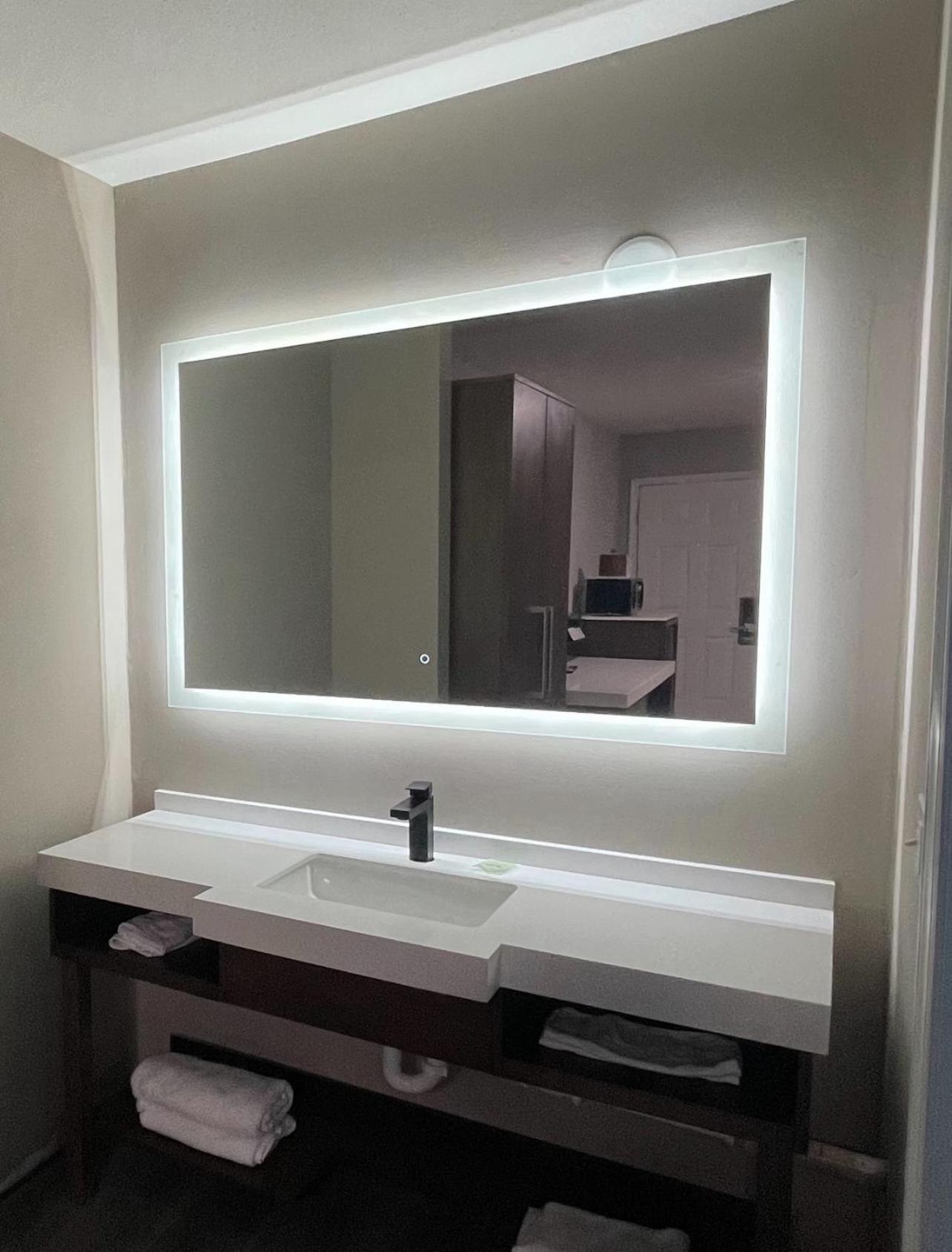 Deluxe King Suite - Photo 10