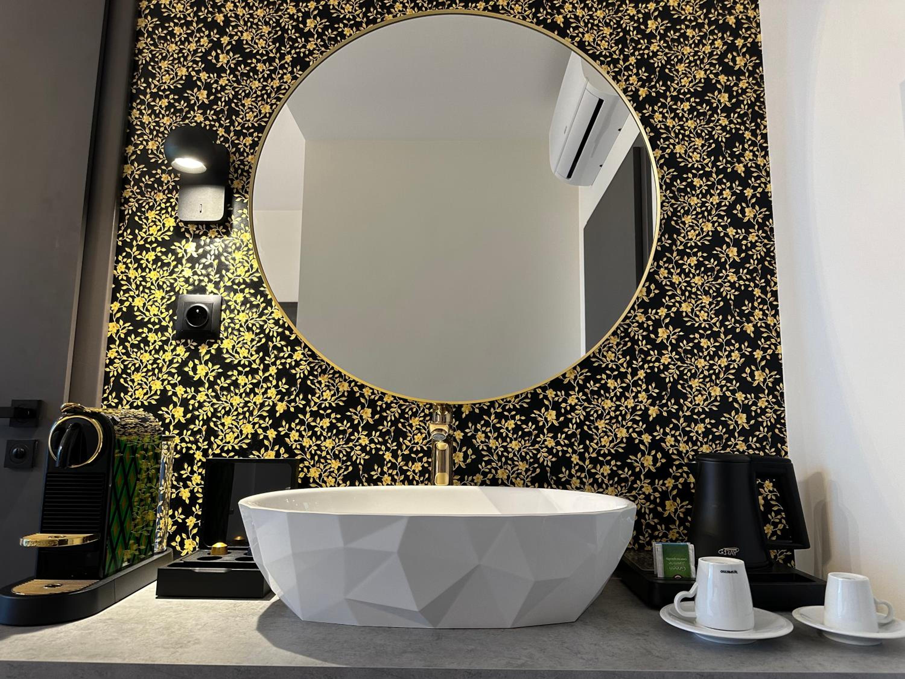 Deluxe Queen Suite