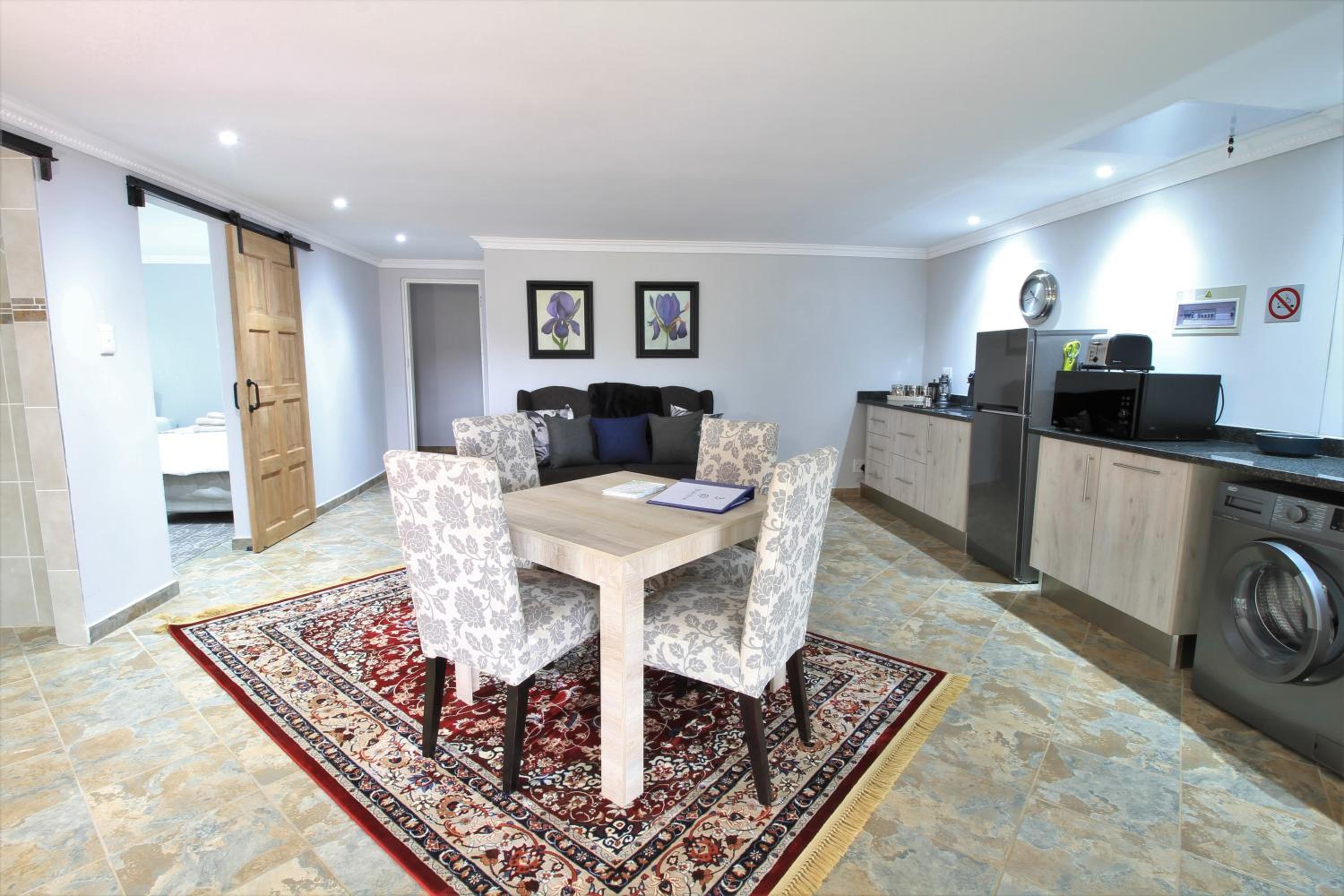 Basic Apartment - Photo 6