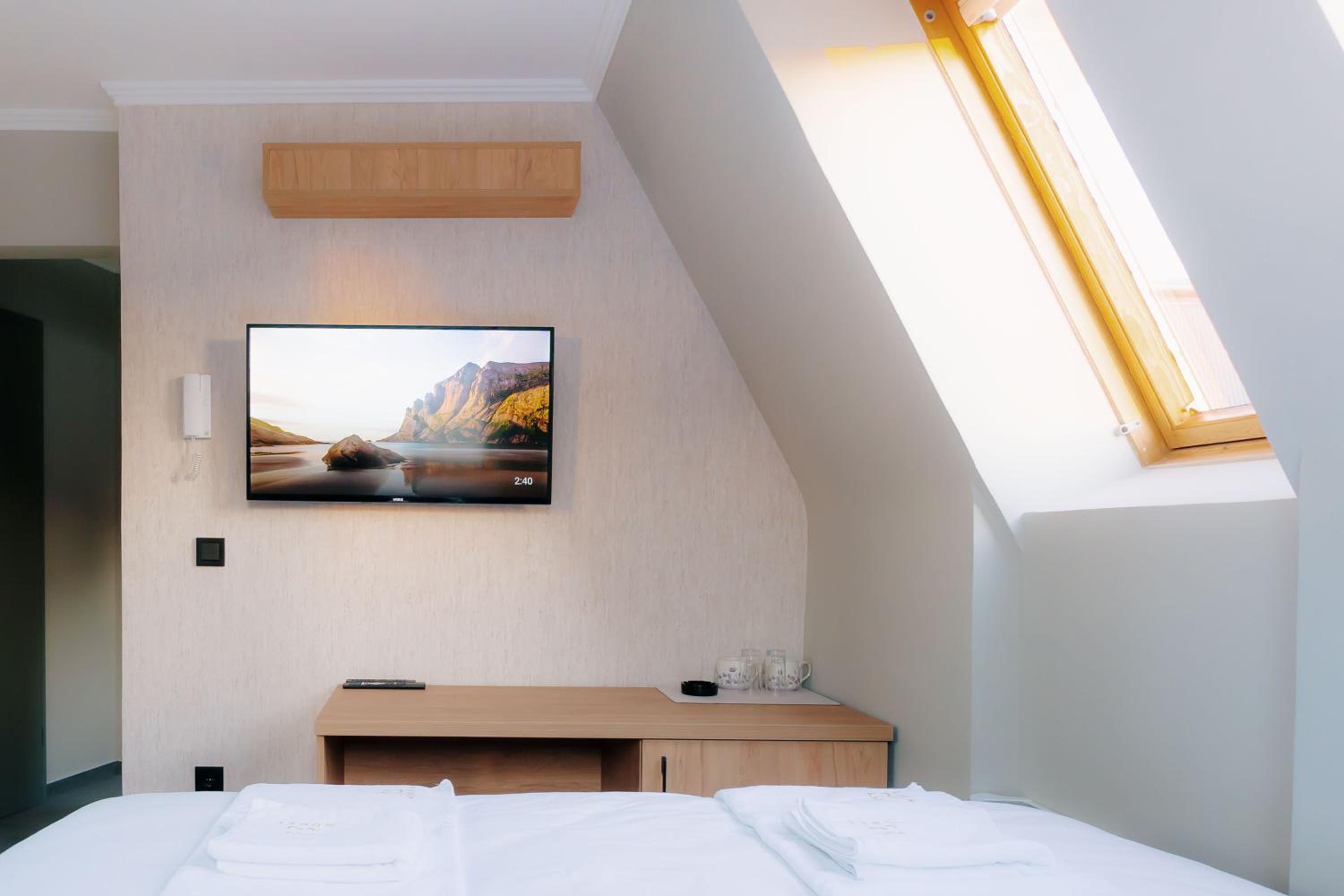 Deluxe Double Room (2 Adults + 1 Child) photo 1