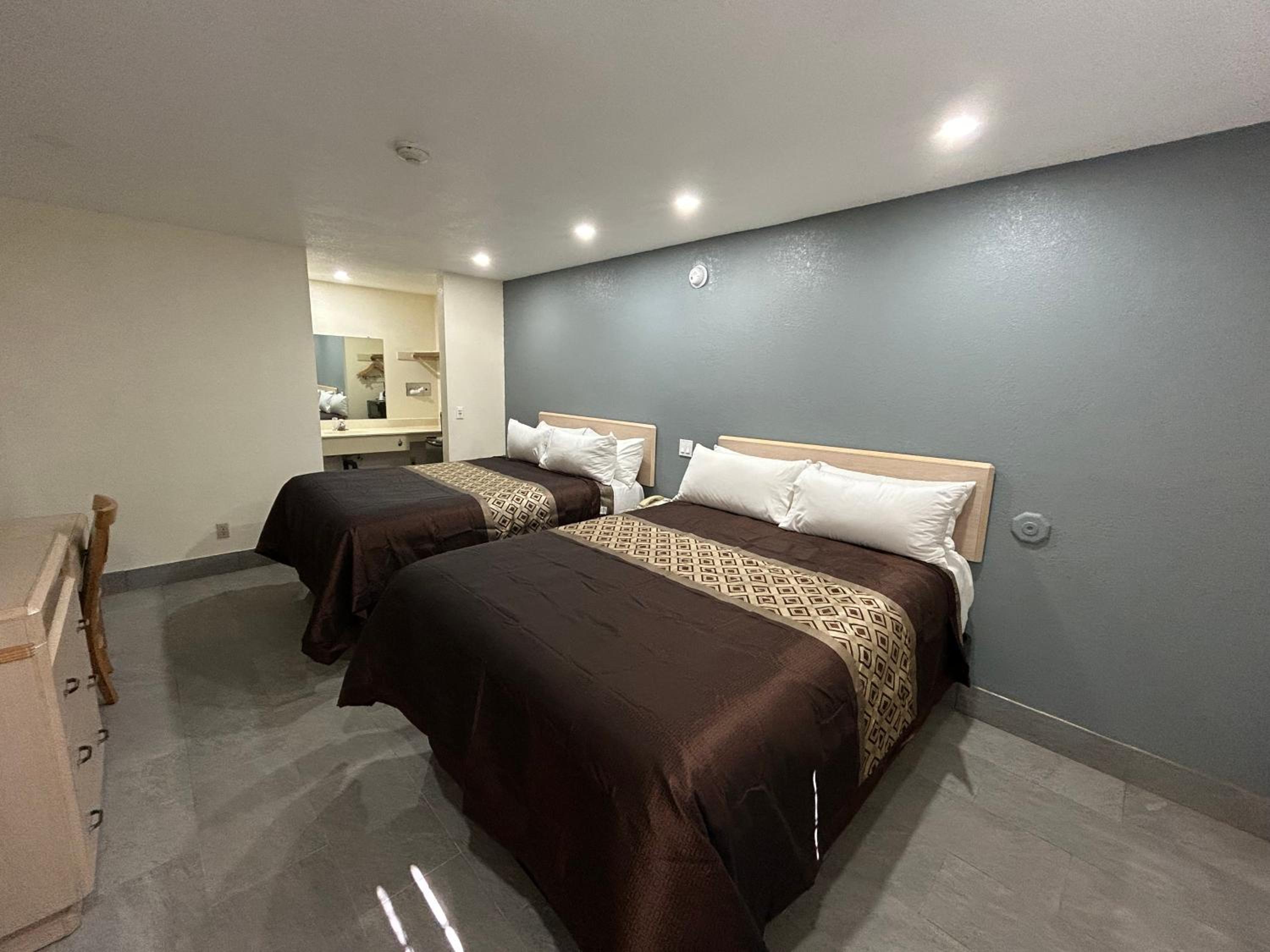 Queen Room with Two Queen Beds - Non-Smoking photo 3