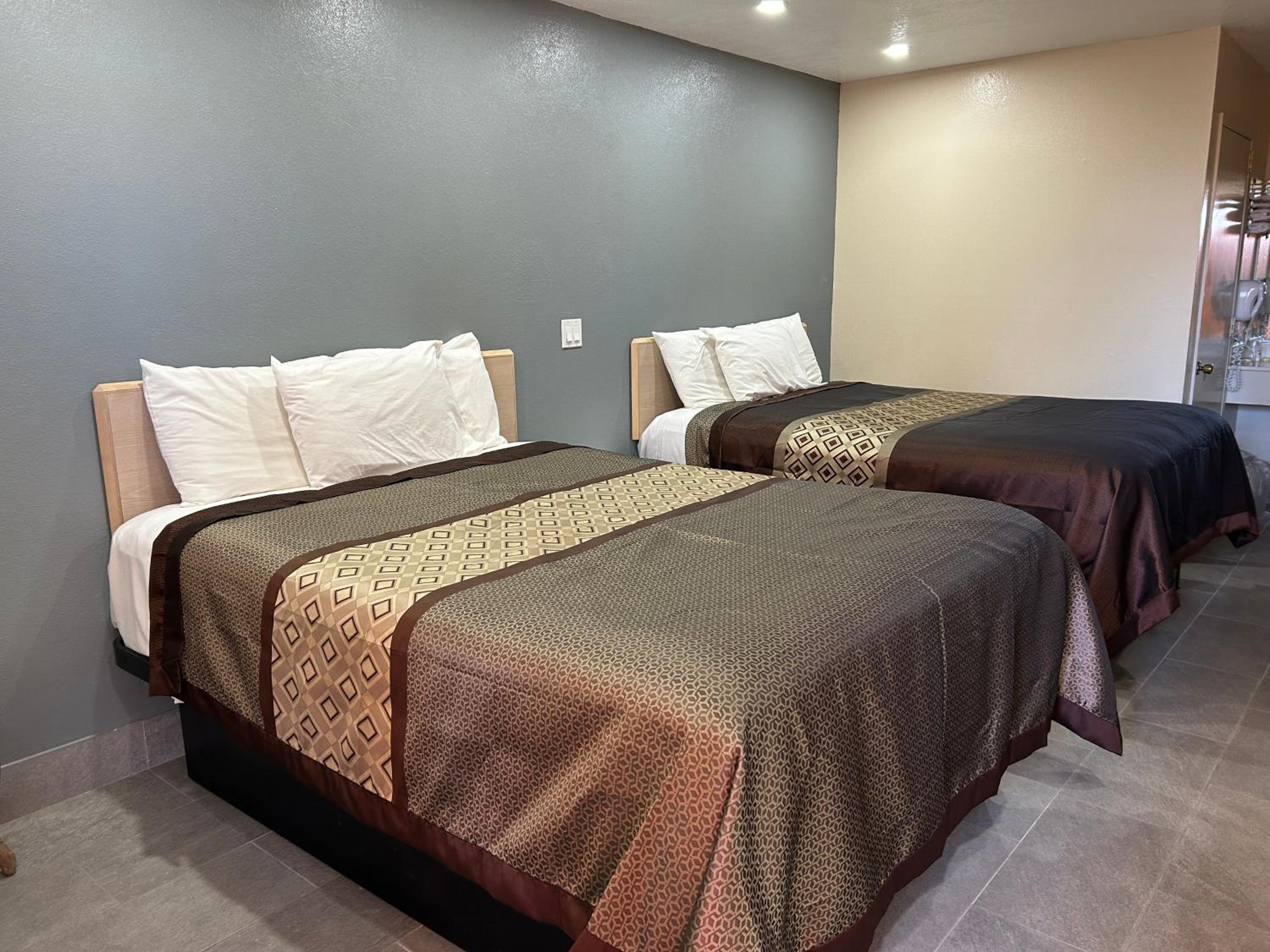 Queen Room with Two Queen Beds - Non-Smoking photo 2