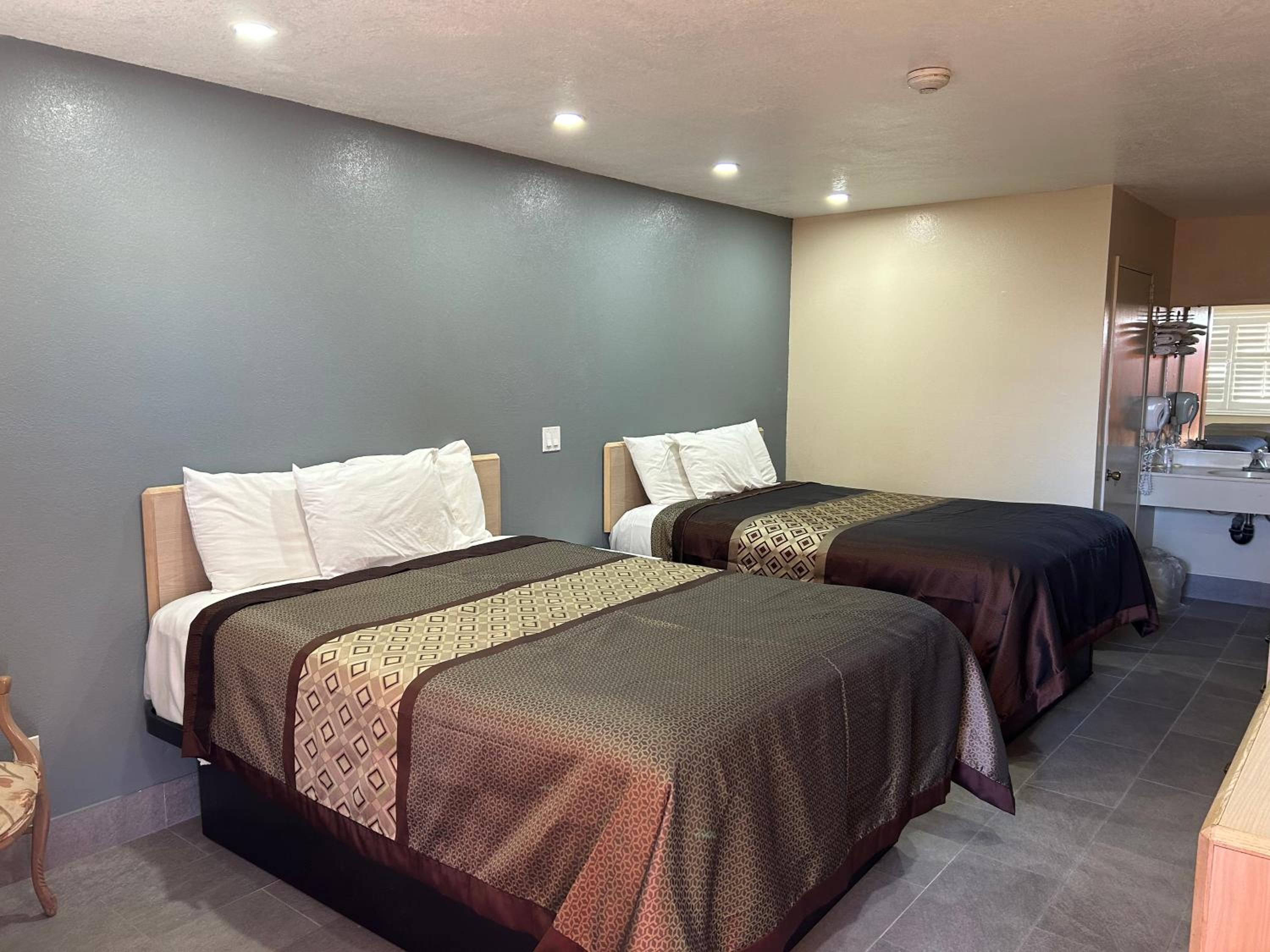 Queen Room with Two Queen Beds - Non-Smoking photo 1