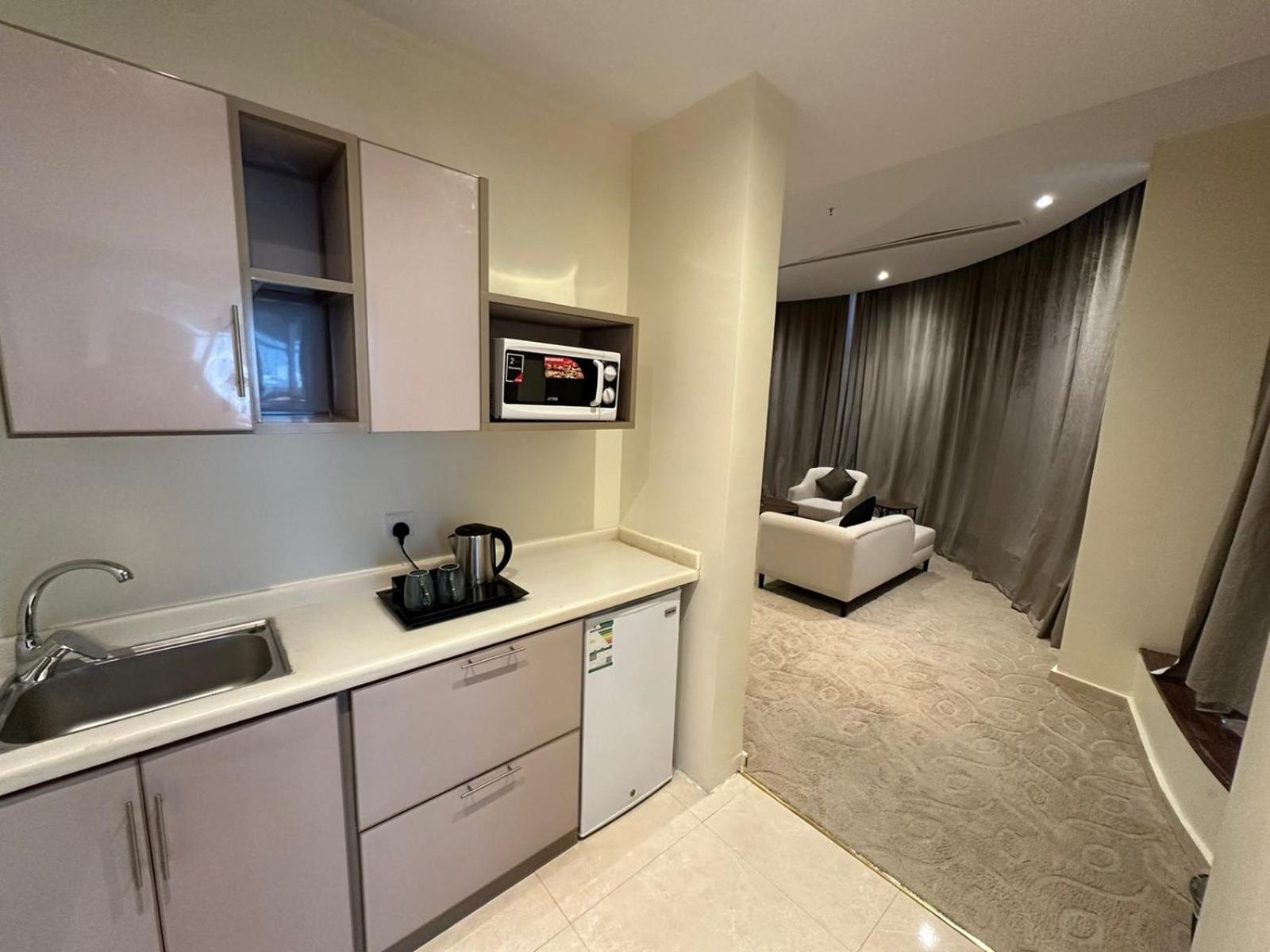 Executive Suite - Photo 17