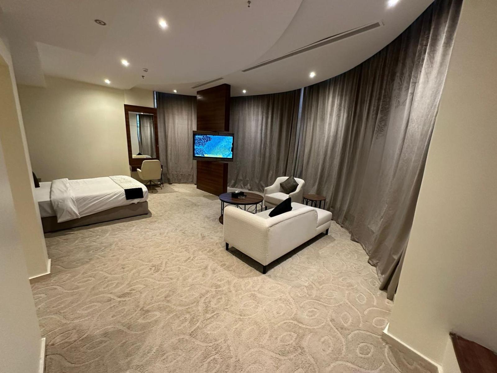 Executive Suite - Photo 16