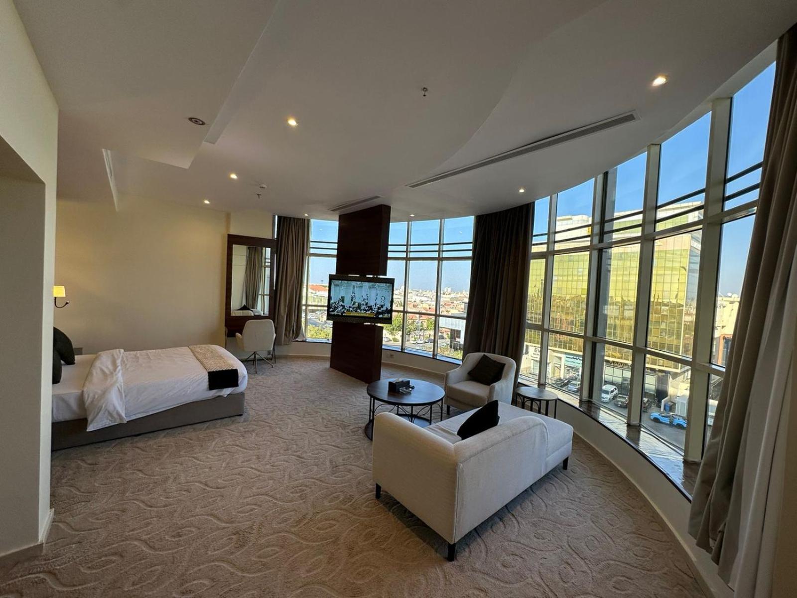 Executive Suite - Photo 15