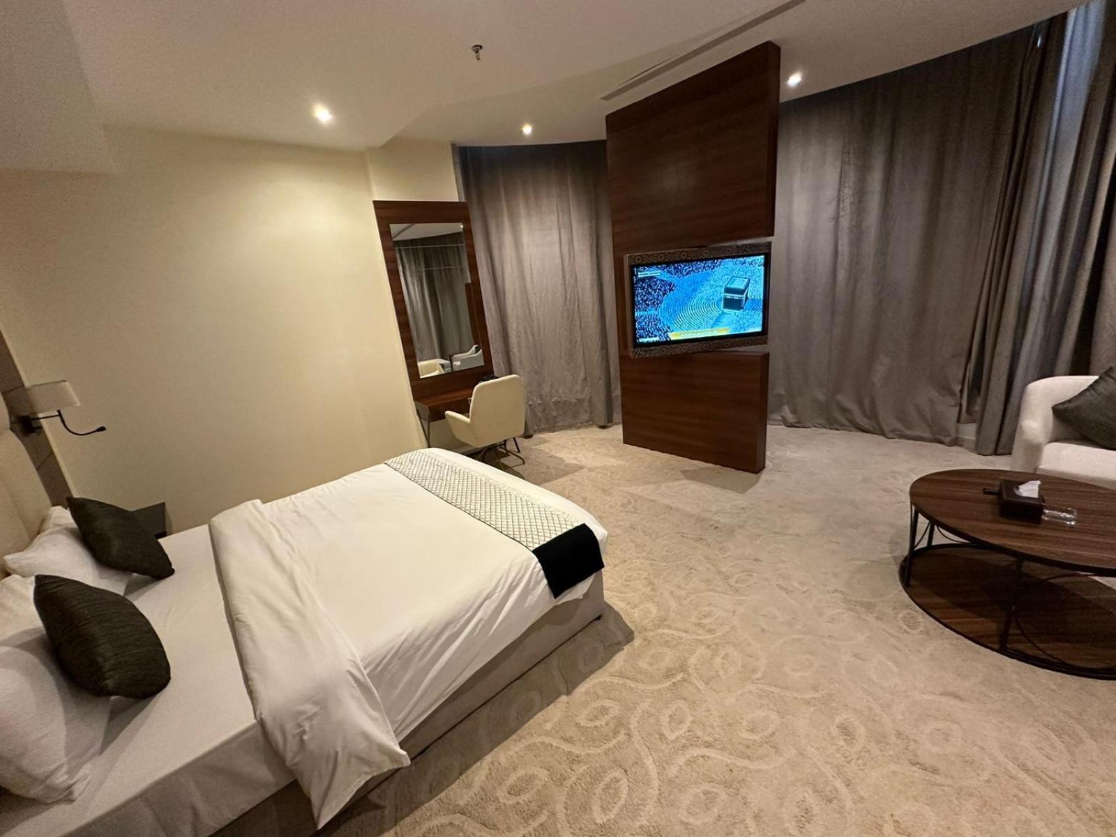 Executive Suite - Photo 14