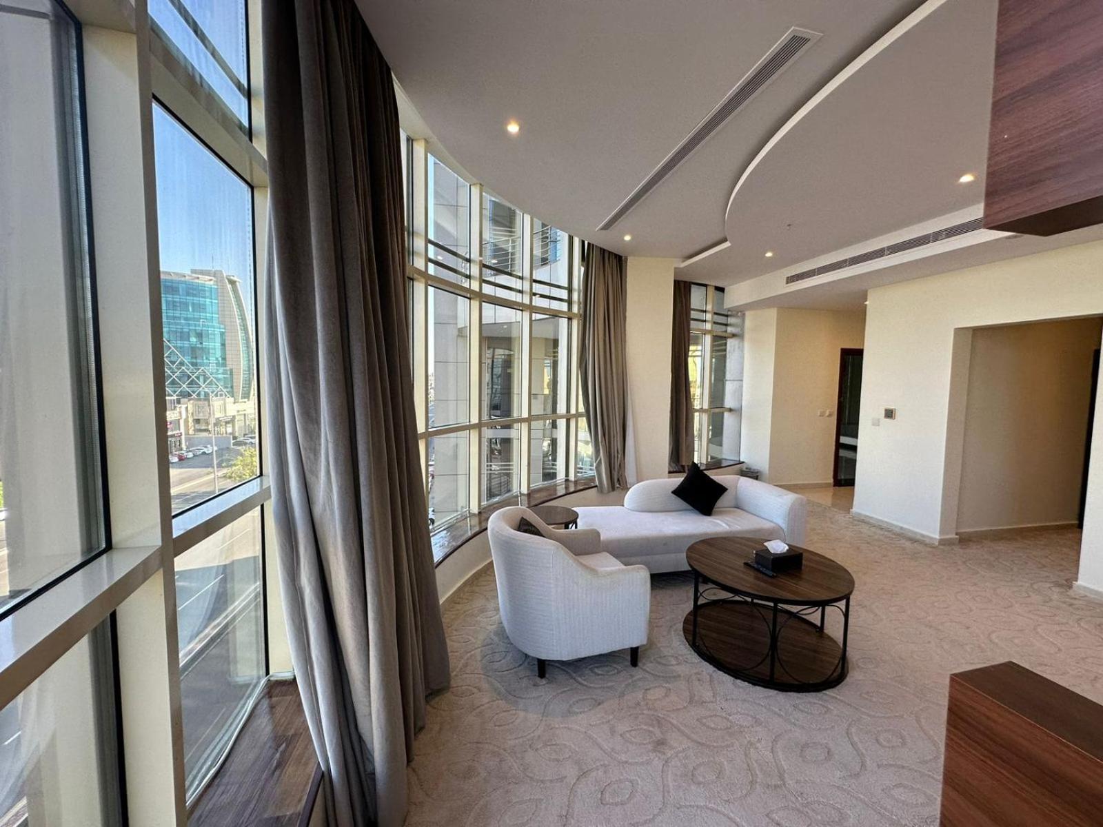 Executive Suite - Photo 8
