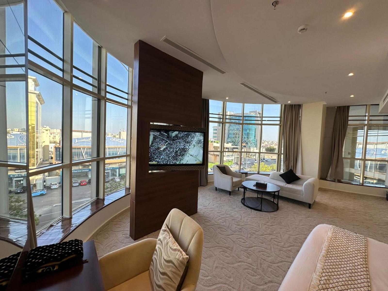 Executive Suite - Photo 9