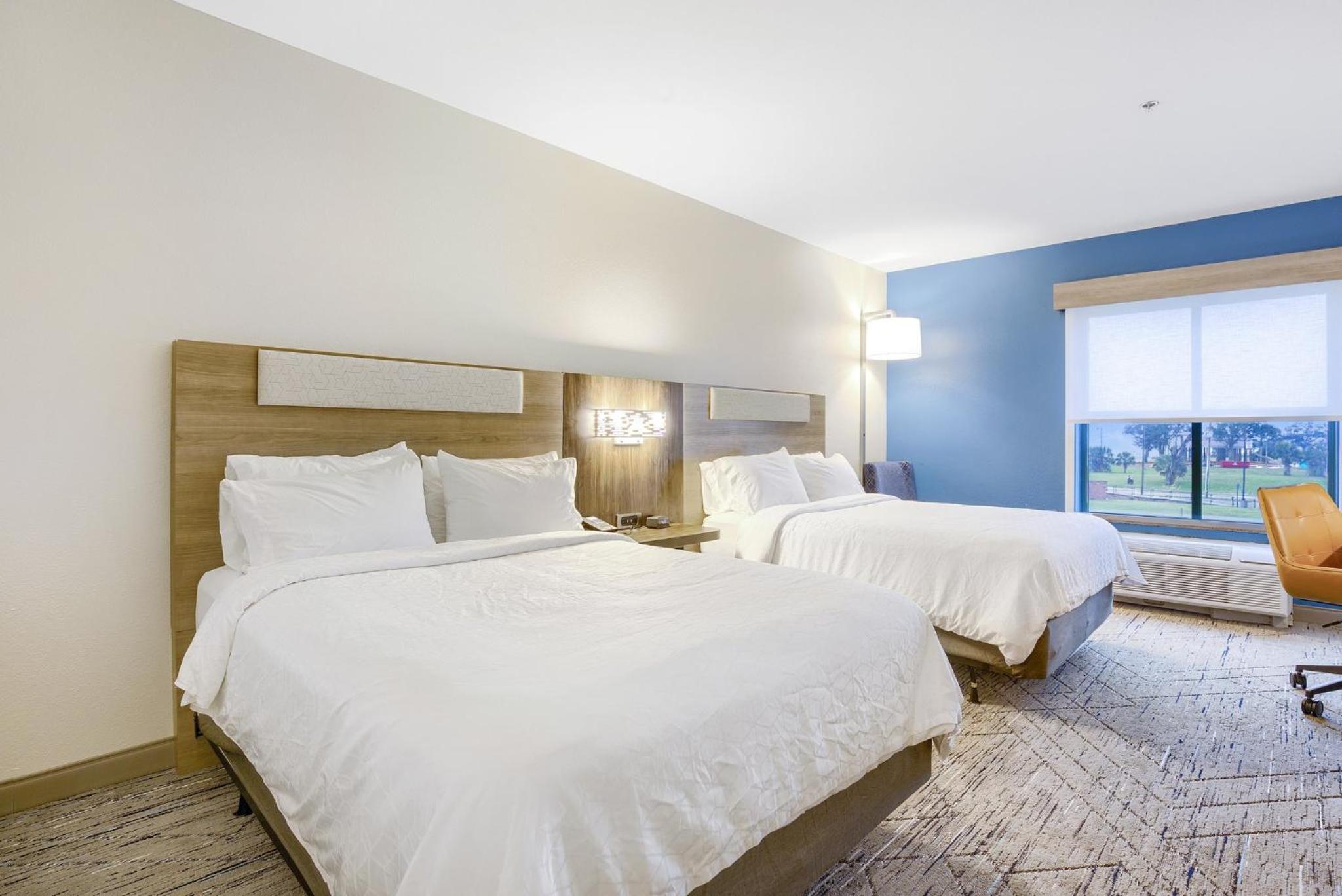 Standard Queen Room with Two Queen Beds - Photo 5