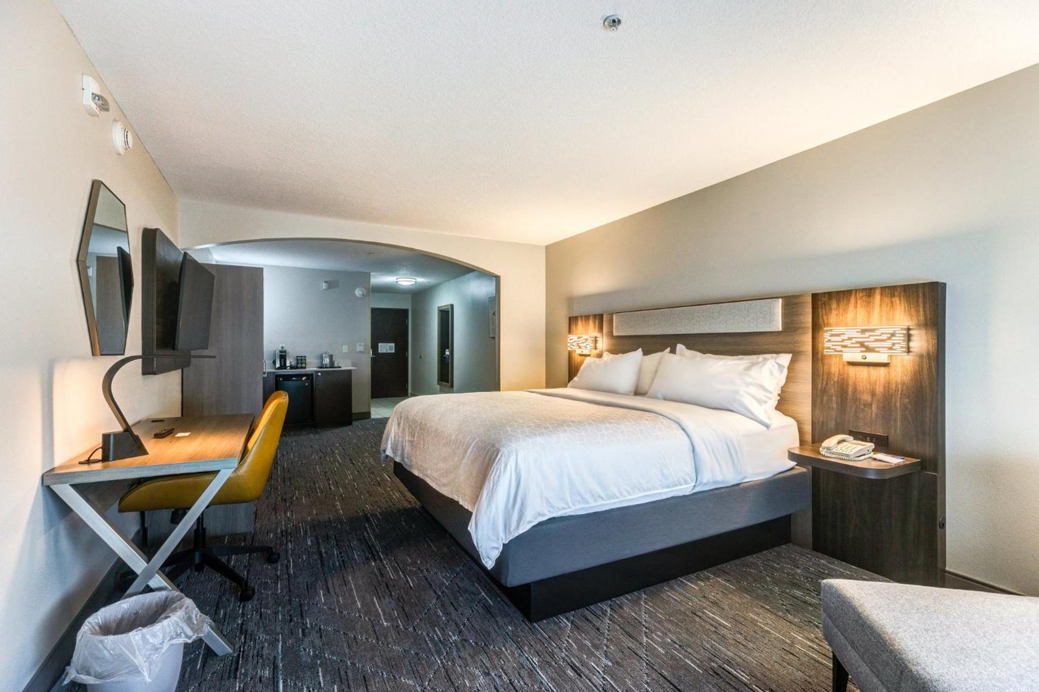 One-Bedroom Suite - Hearing Accessible - Photo 1