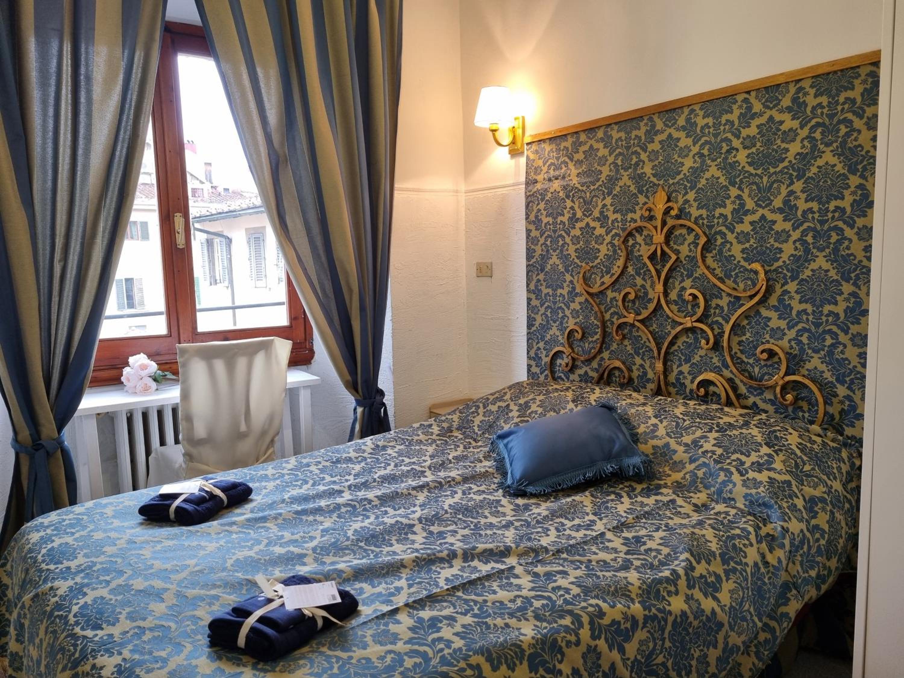 Double Room with Shared Bathroom photo 3