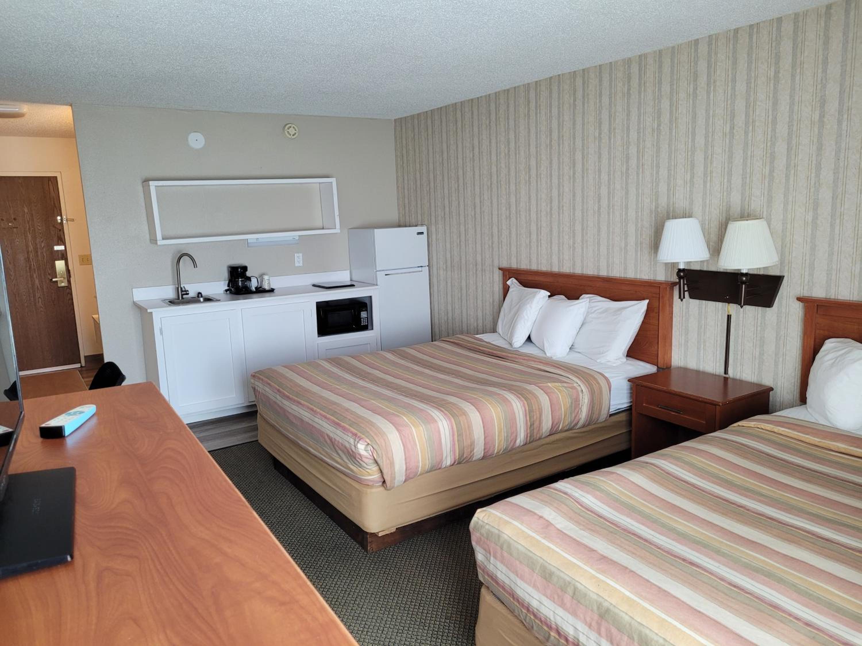 Queen Suite - Photo 1