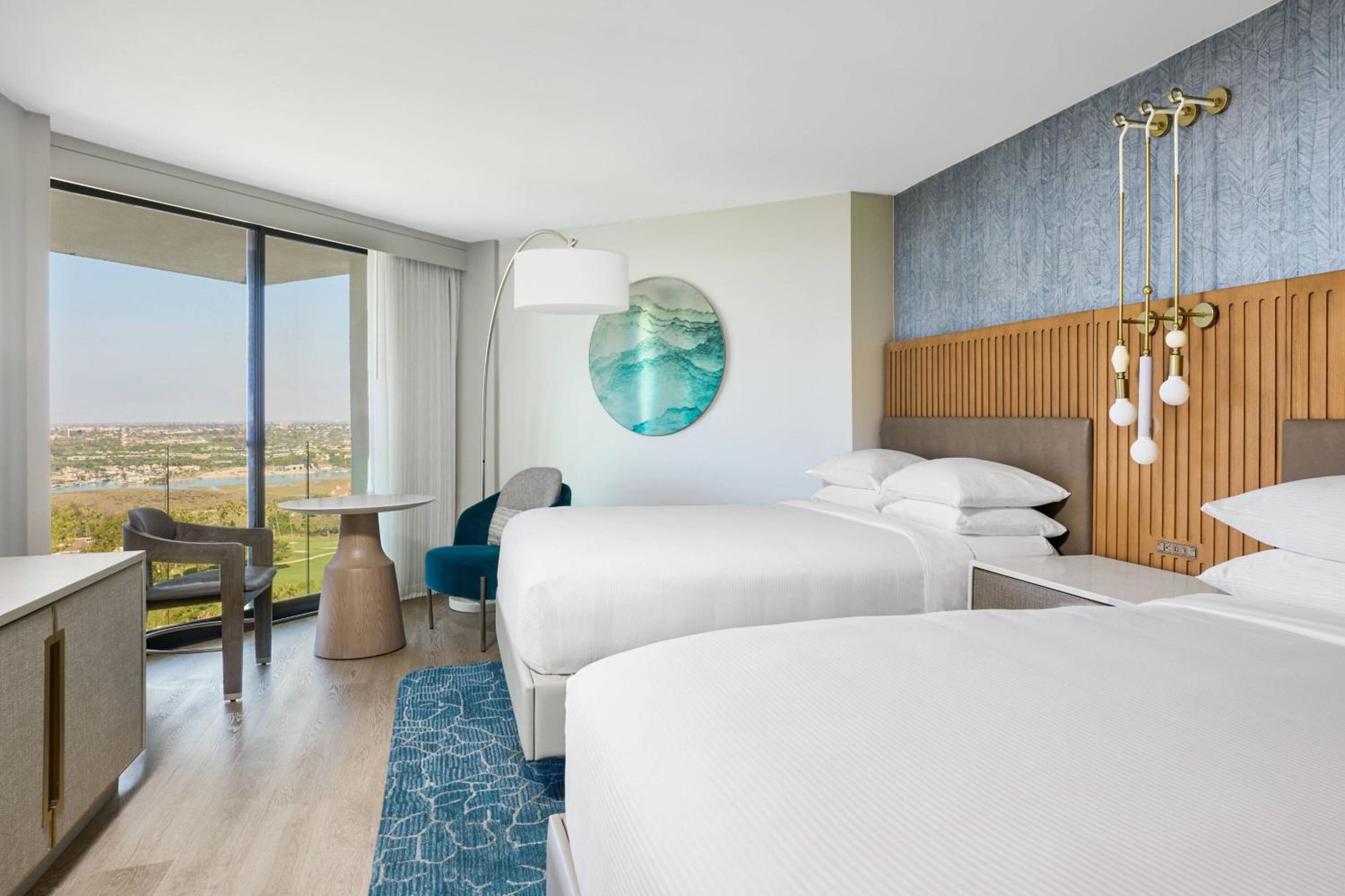 Queen Queen Room with Direct Ocean View - Photo 1
