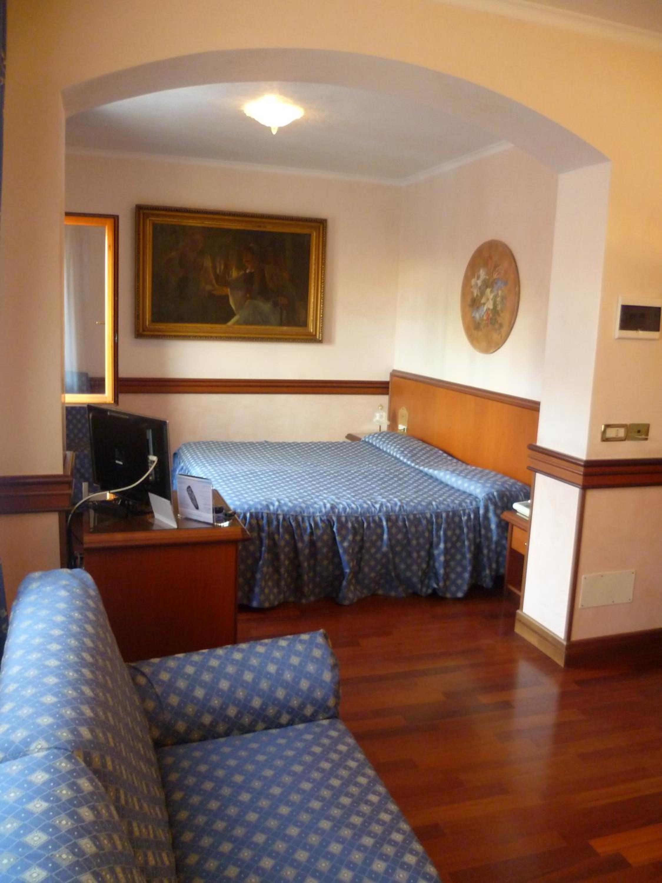 Suite - Photo 16