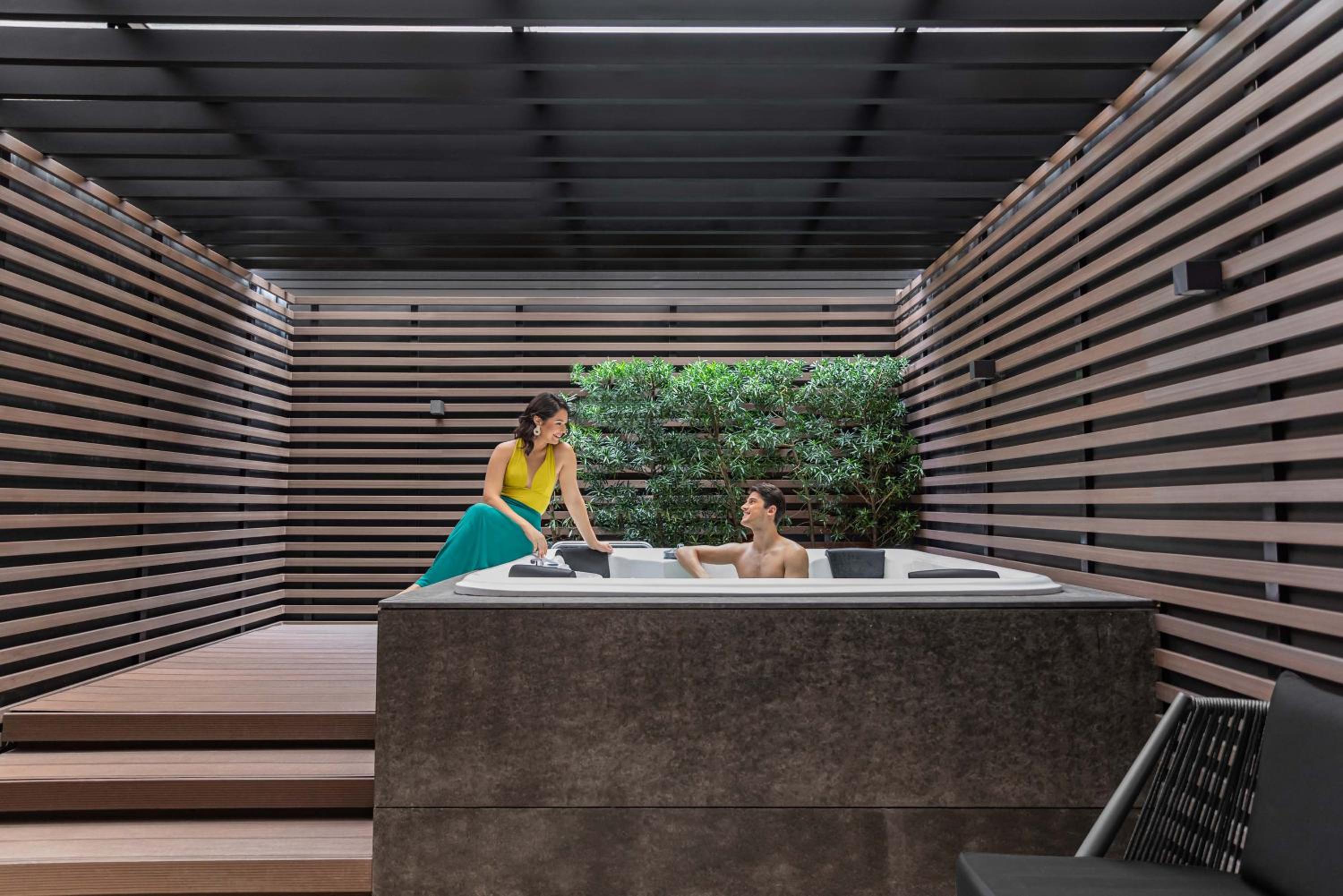 Larger Guest Room, 1 King, Outdoor Jetted Bathtub - Photo 3