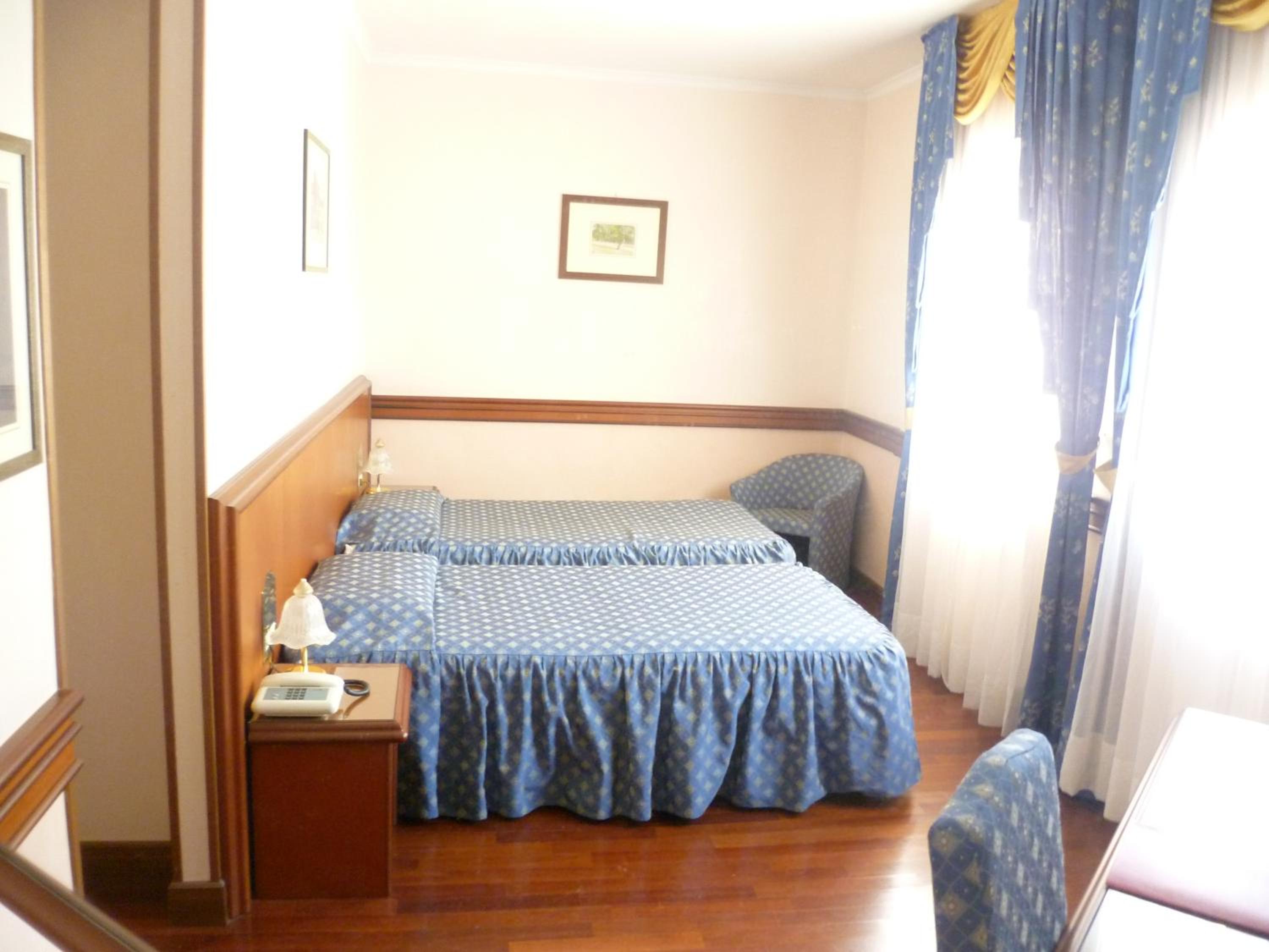 Twin Room - Photo 11