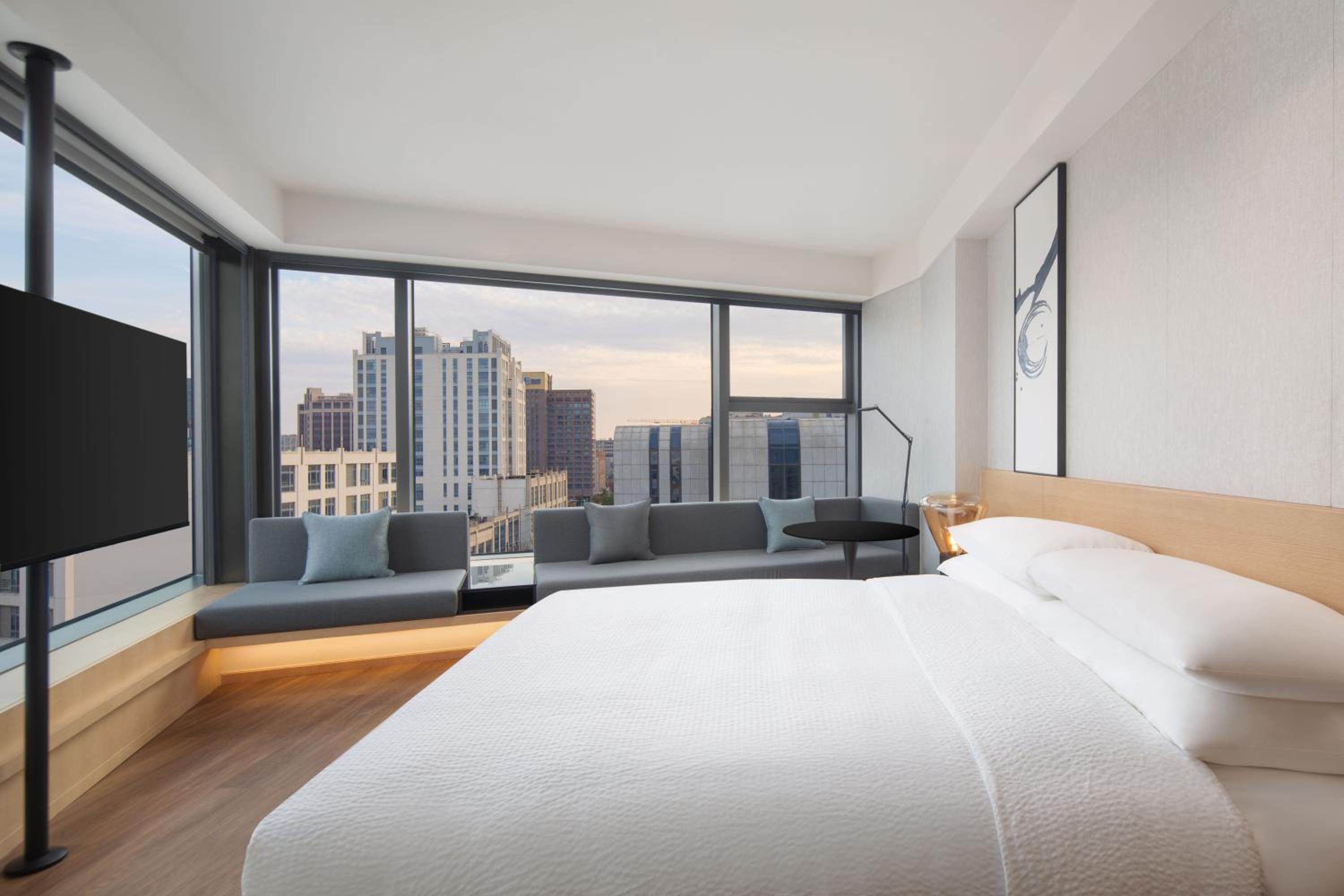 Deluxe King Room with City View