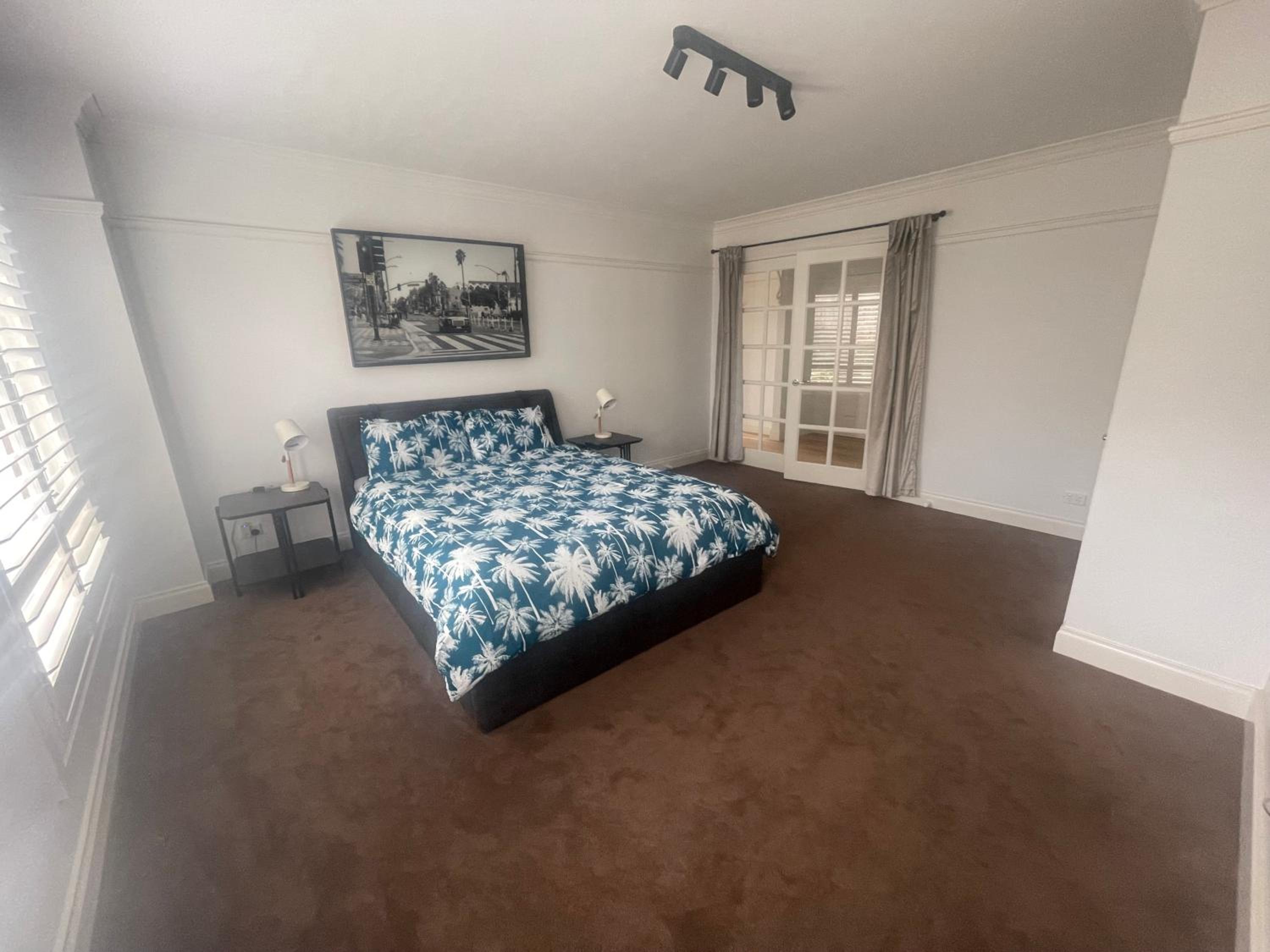 Five-Bedroom House photo 1