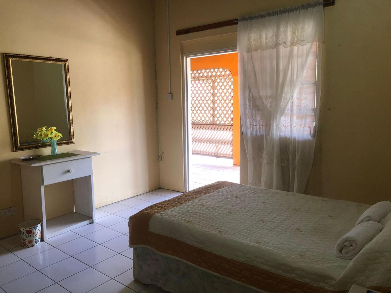 Six-Bedroom House photo 1
