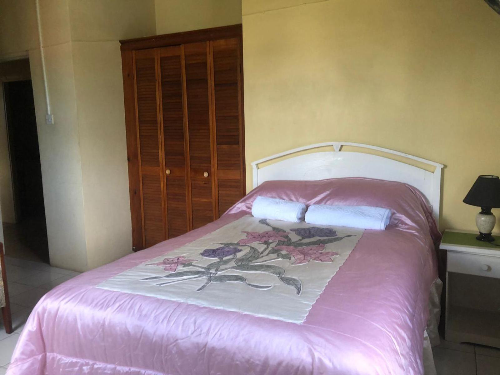 Six-Bedroom House photo 2