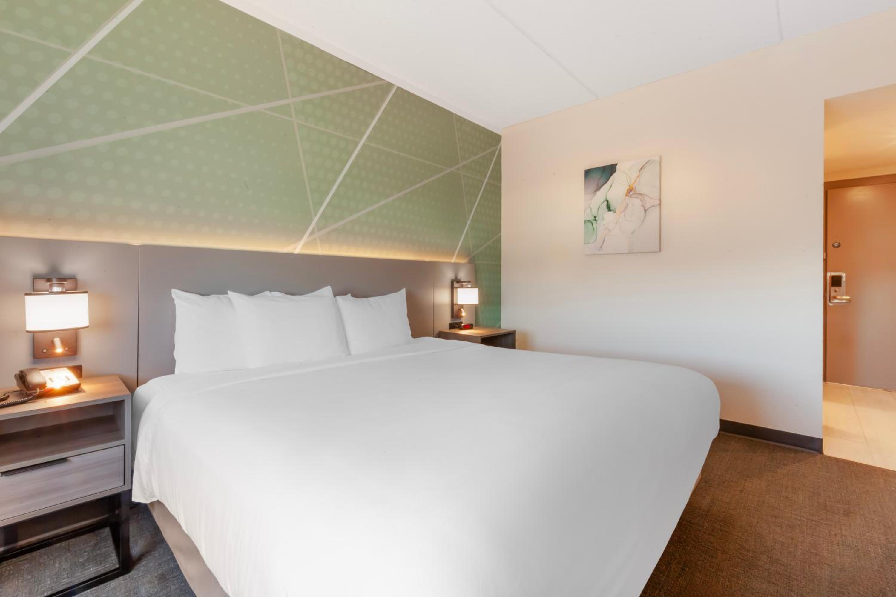 King Room - Non-Smoking - Photo 2