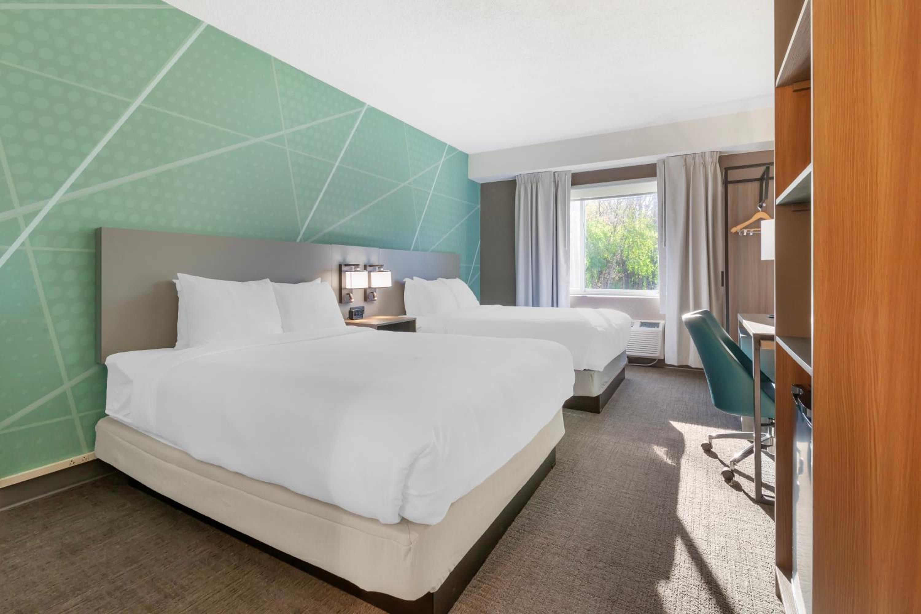 Queen Room with Two Queen Beds - Non-Smoking - Photo 1