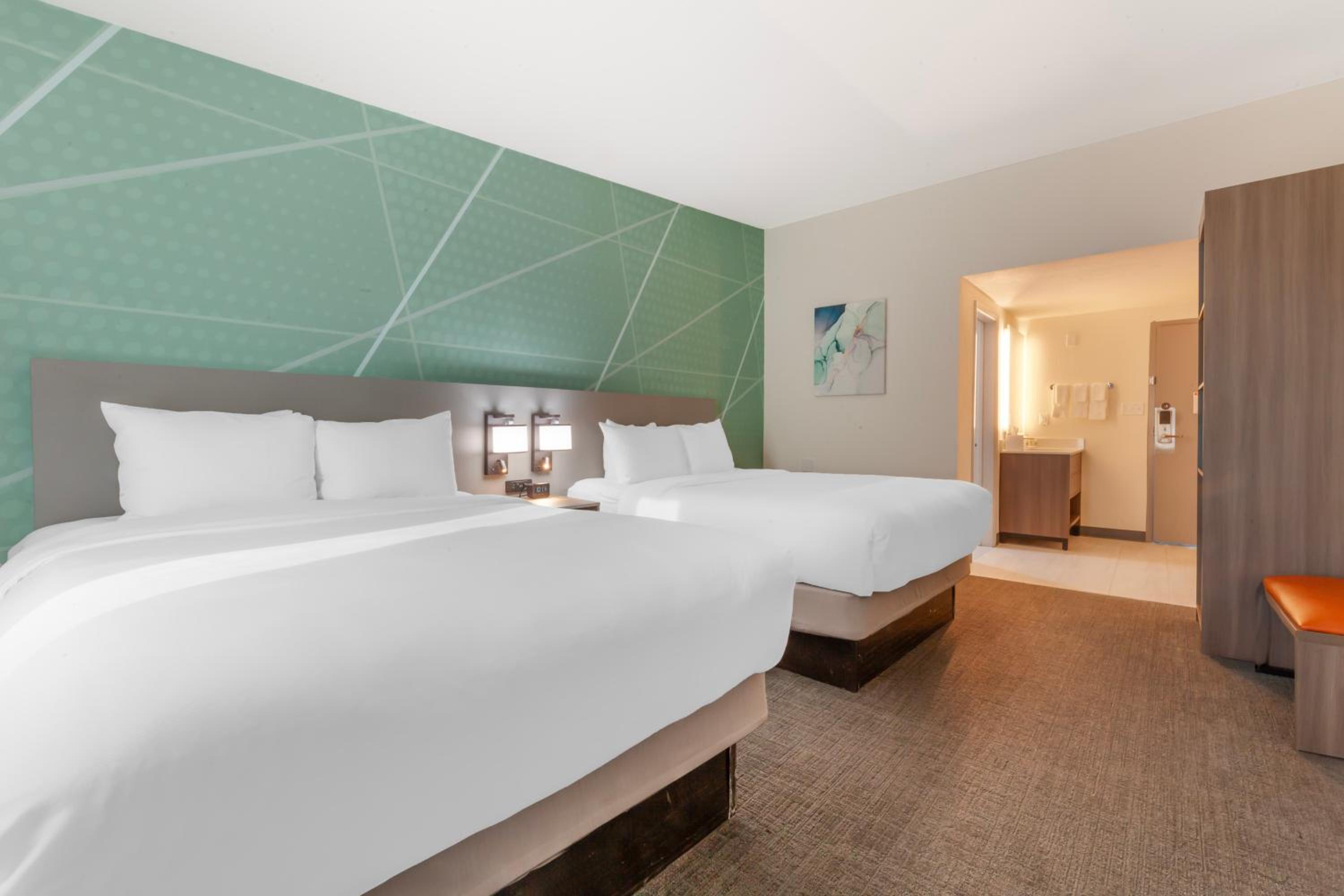 Queen Room with Two Queen Beds - Non-Smoking - Photo 4