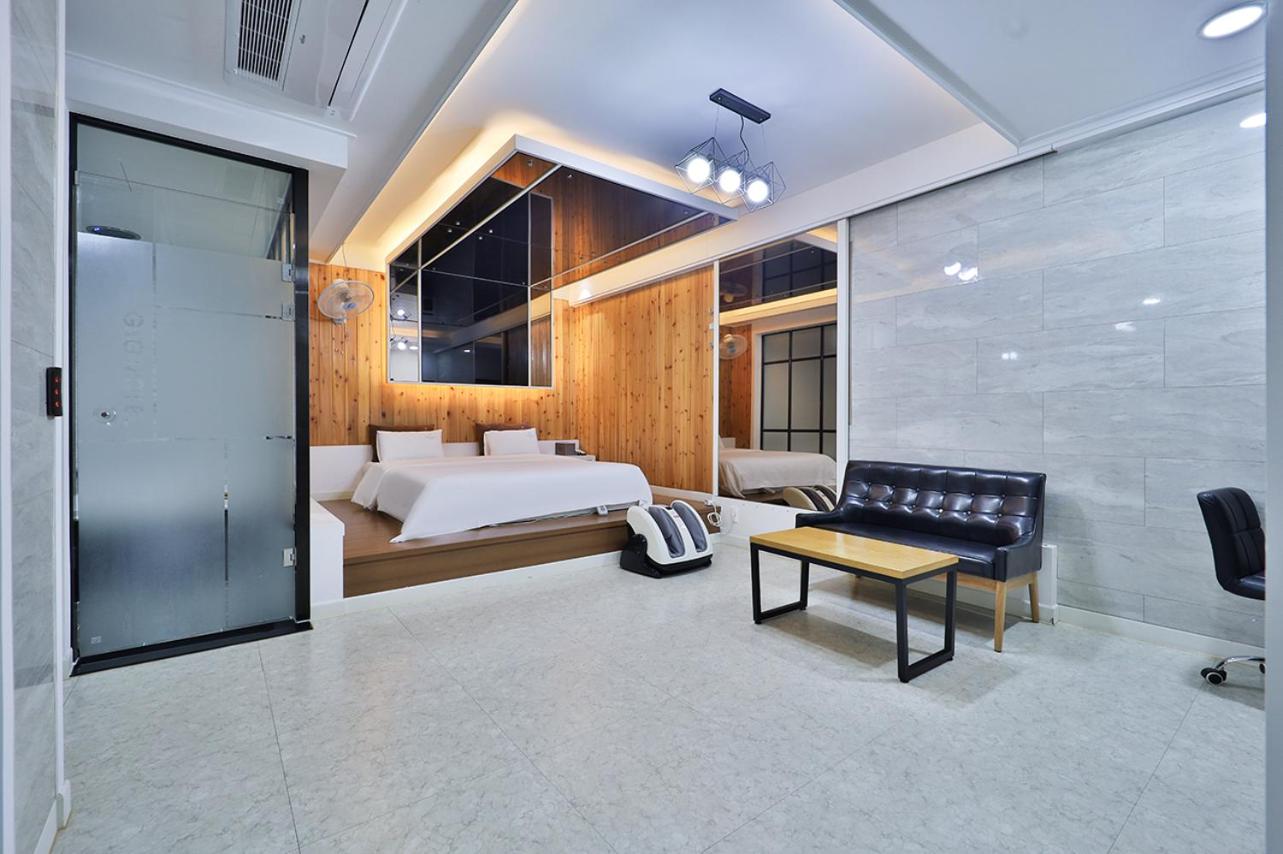 Queen Suite with Spa Bath