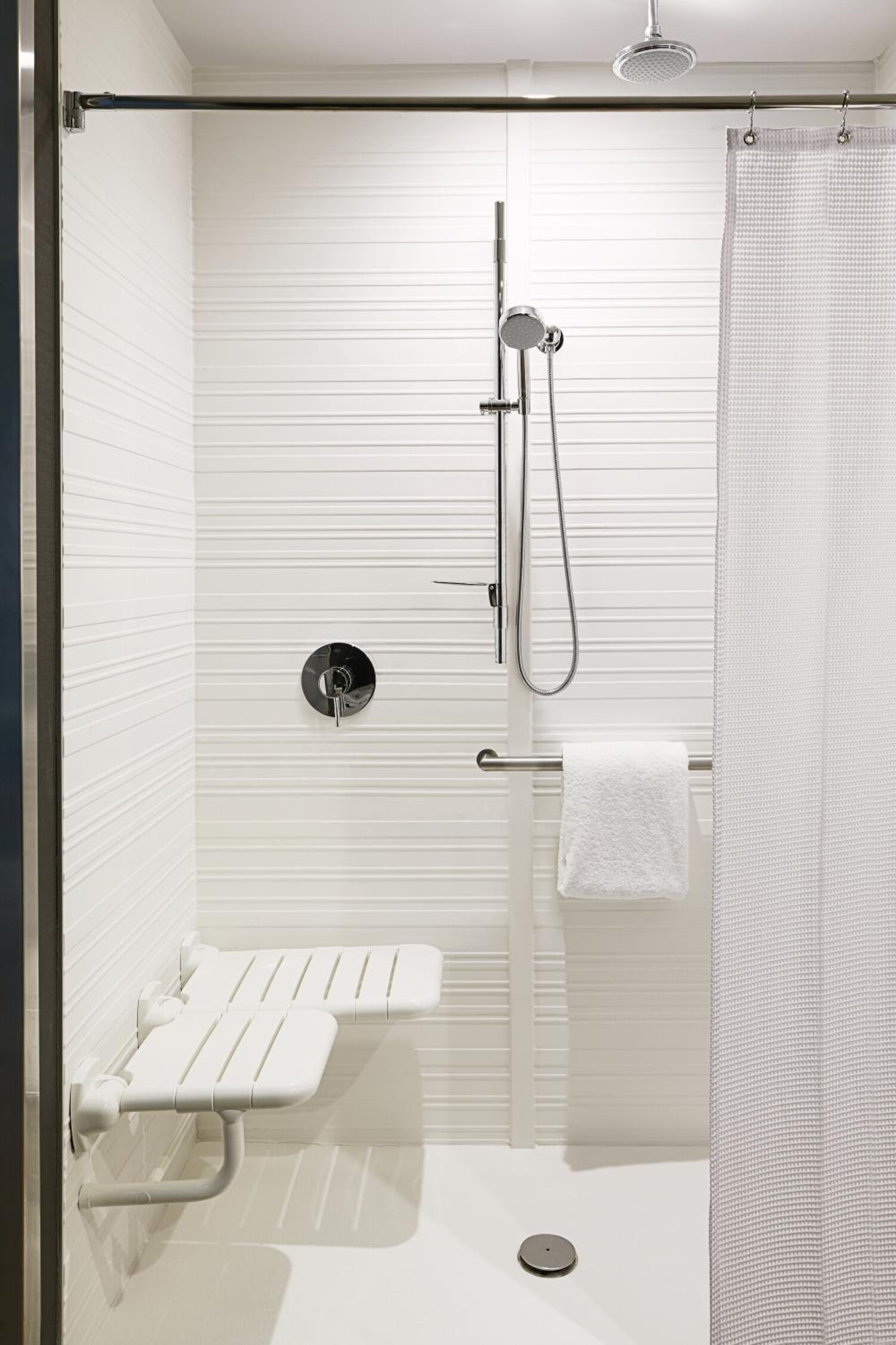 Queen Room with Two Queen Beds and Adapted Tub - Mobility Accessible