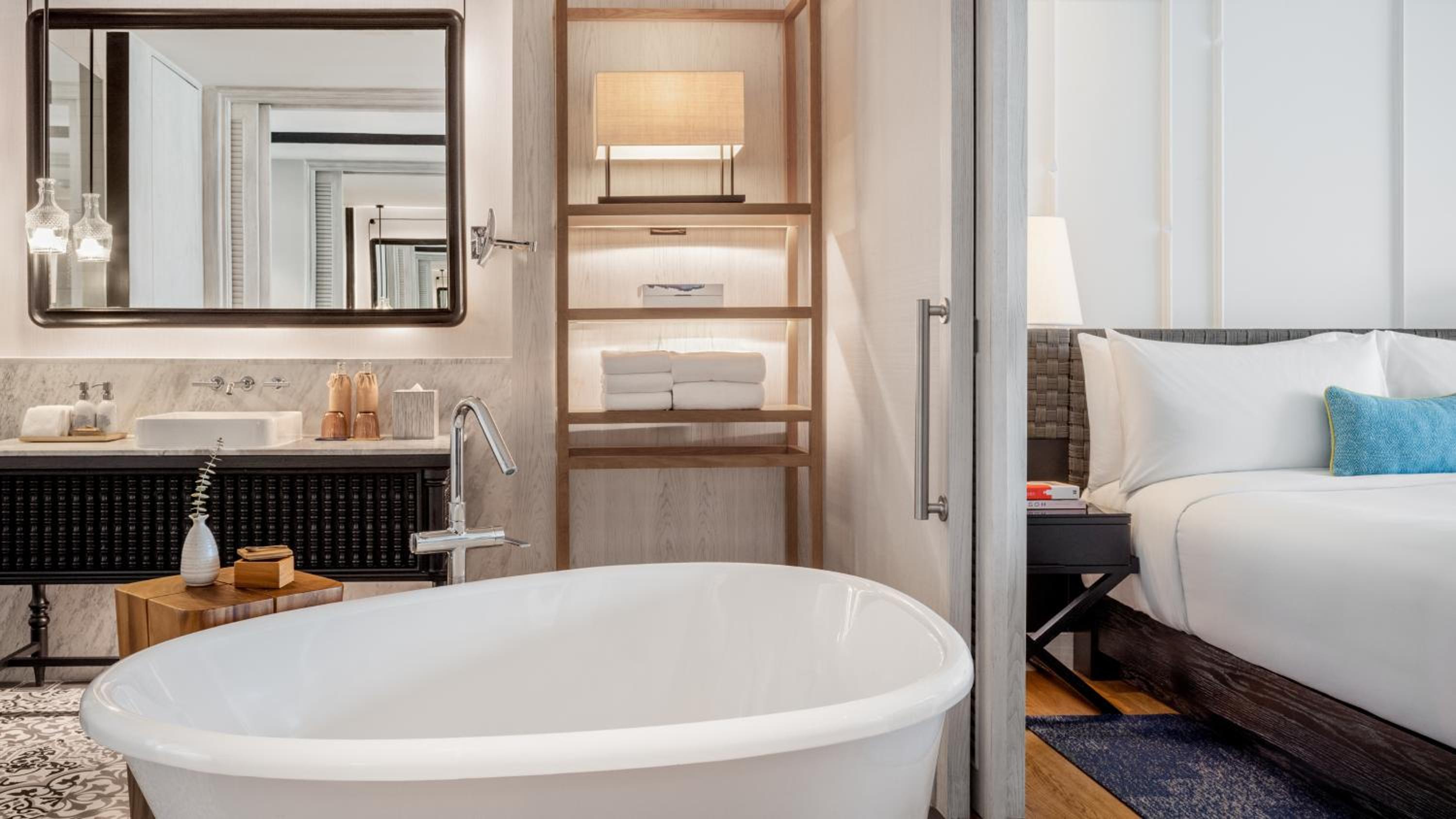 Essential King Room with Sea View - Photo 7