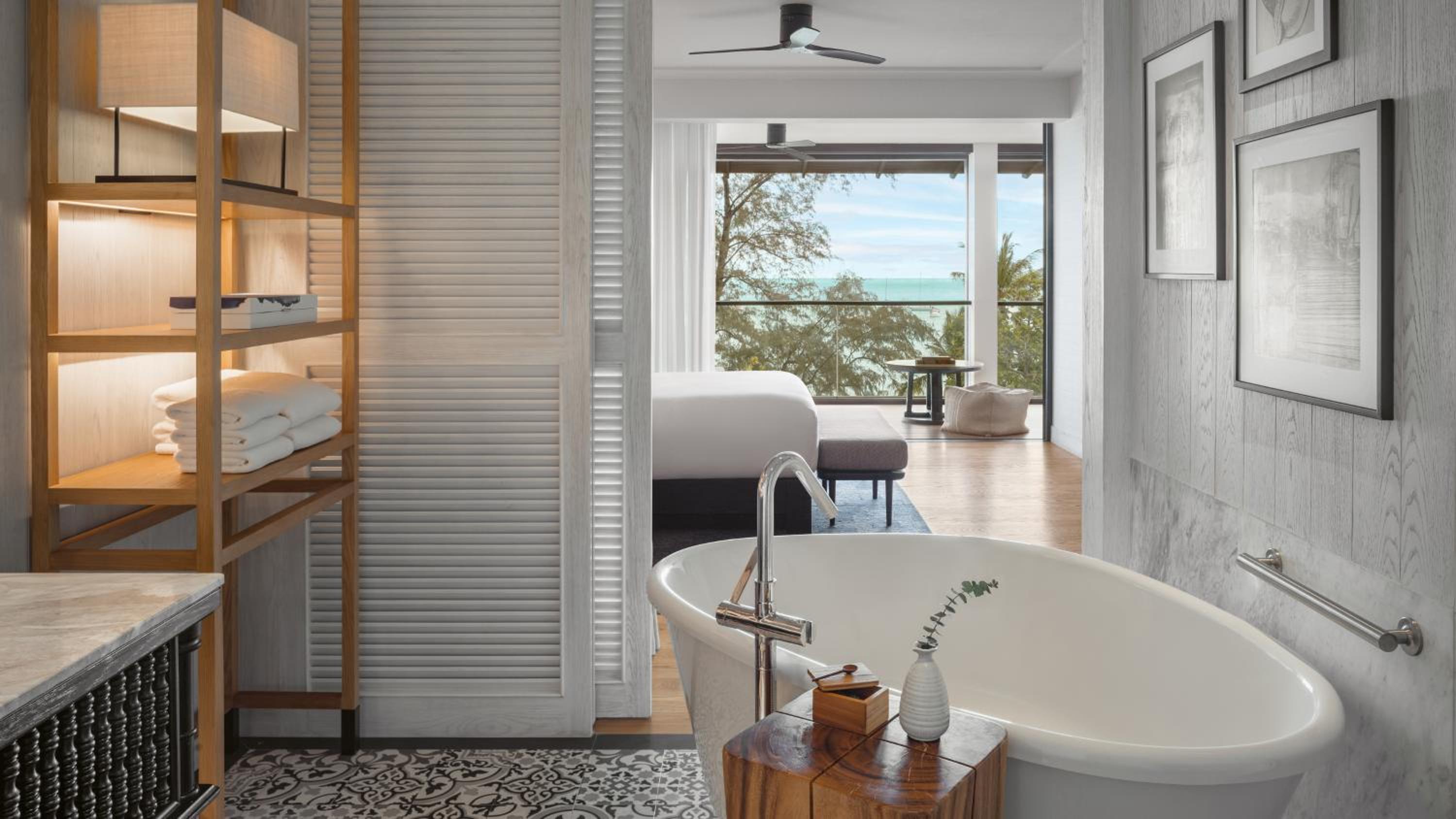 Essential King Room with Sea View - Photo 6