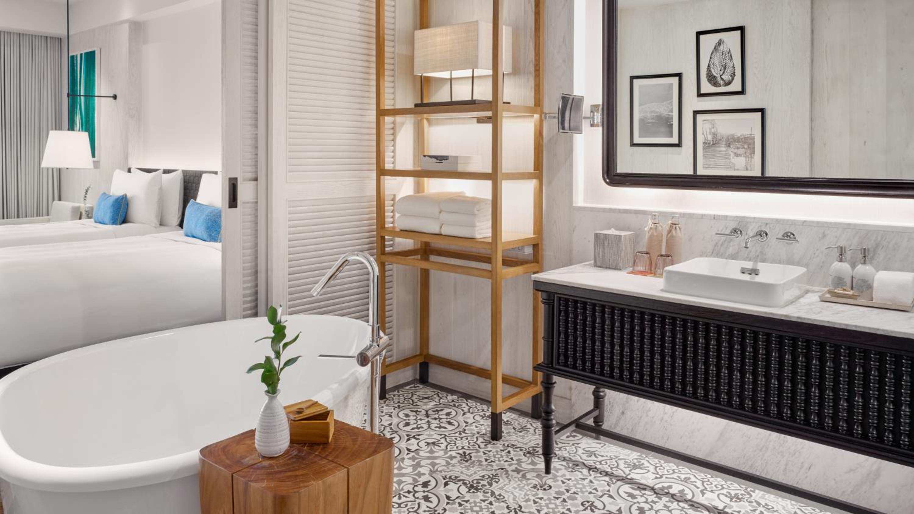 Essential Twin Room with Sea View - Photo 7