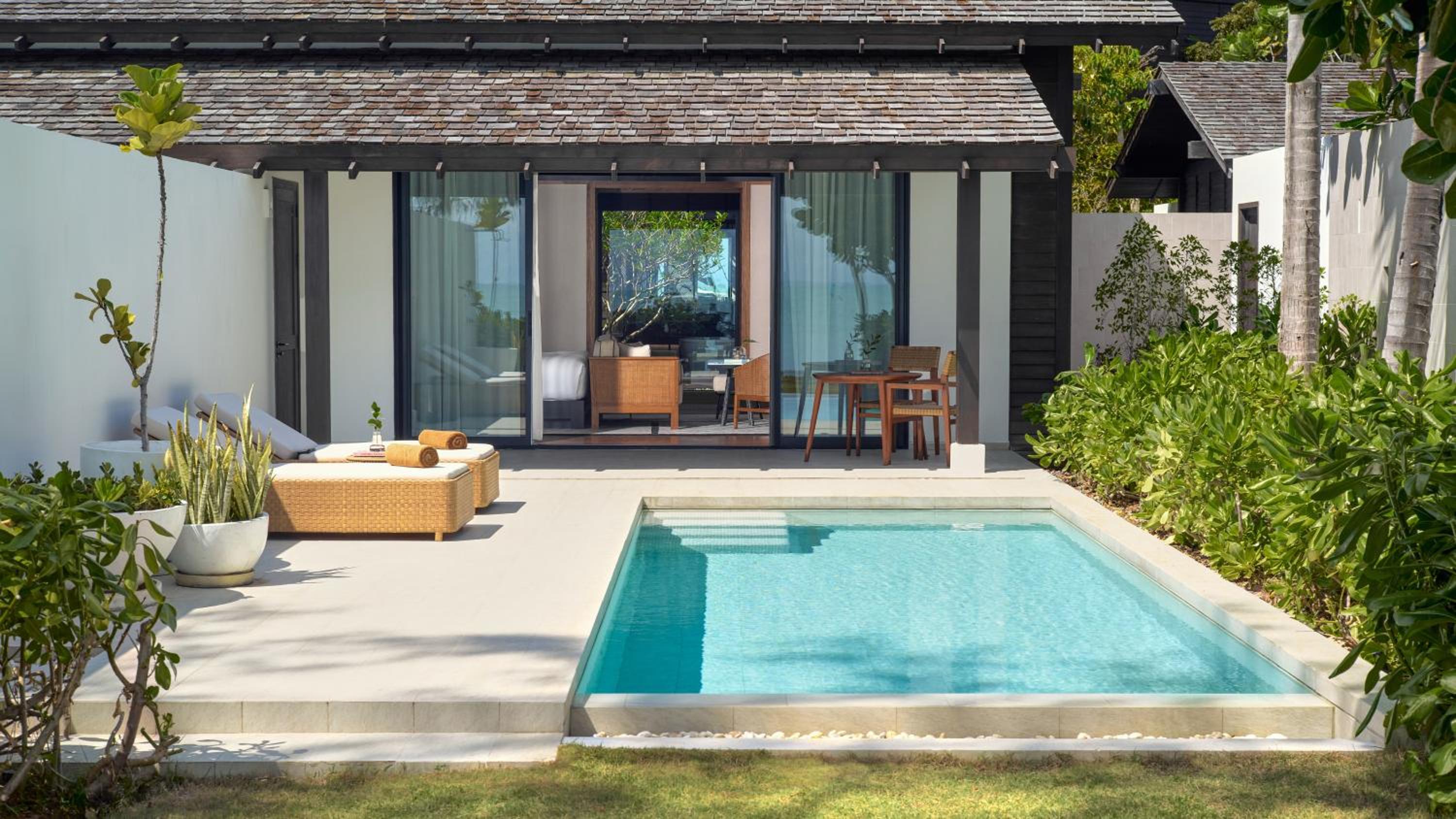 One-Bedroom Oceanfront Pool Villa - Photo 6