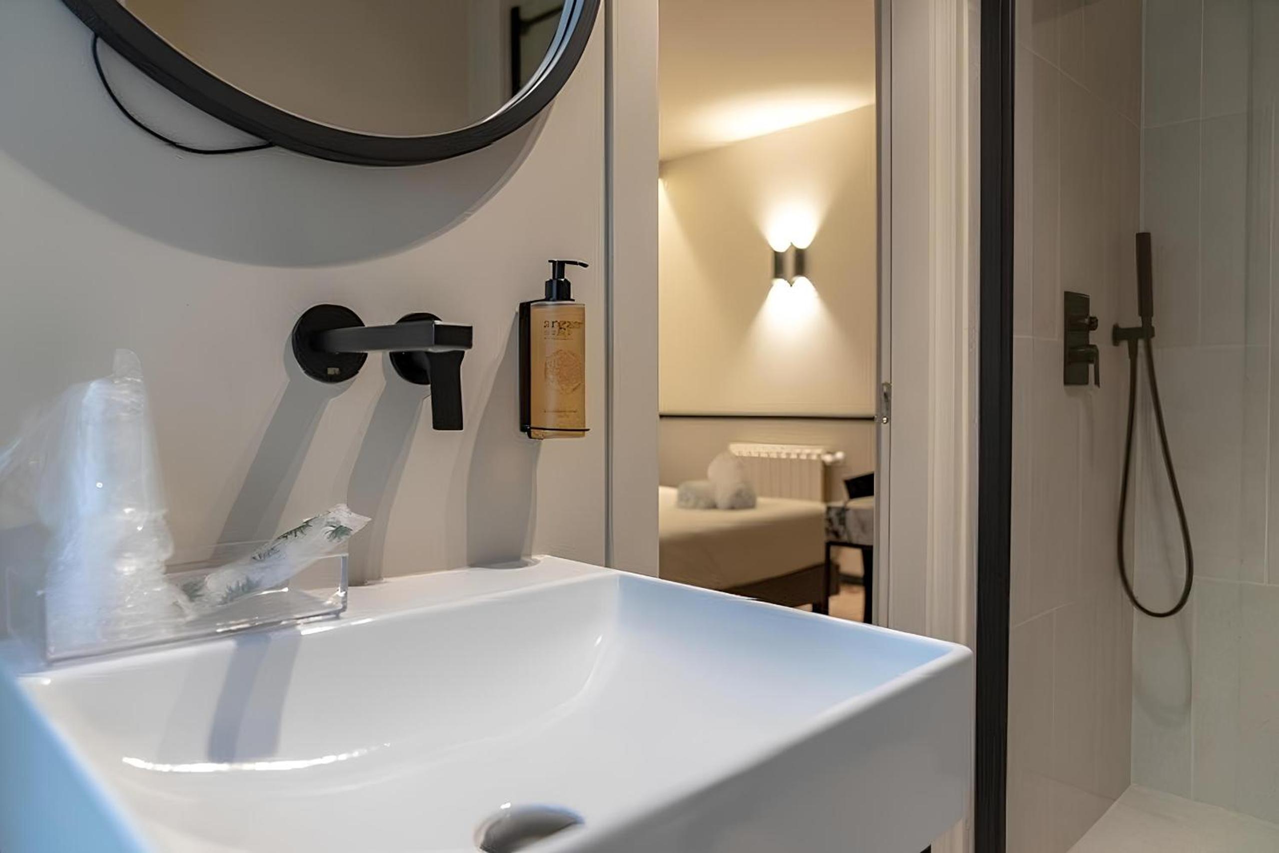 Double or Twin Room - Photo 12