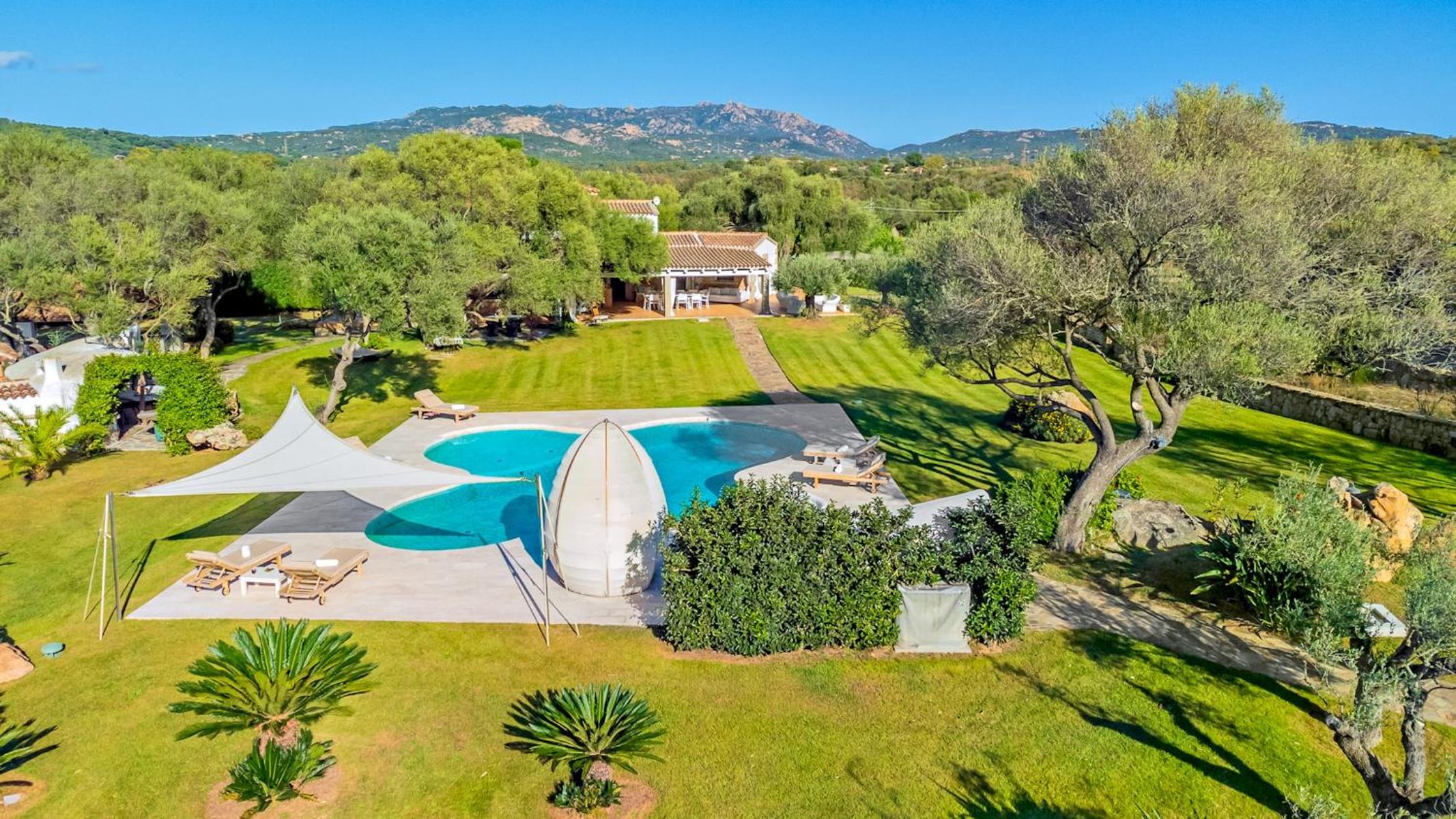 Five-Bedroom Villa photo 1
