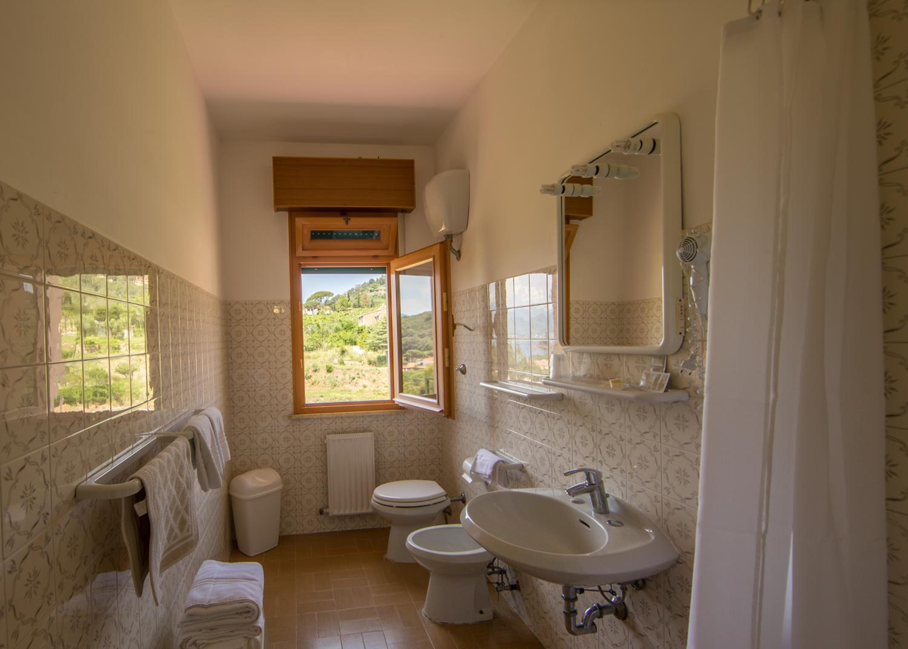 Double or Twin Room with Sea View photo 2
