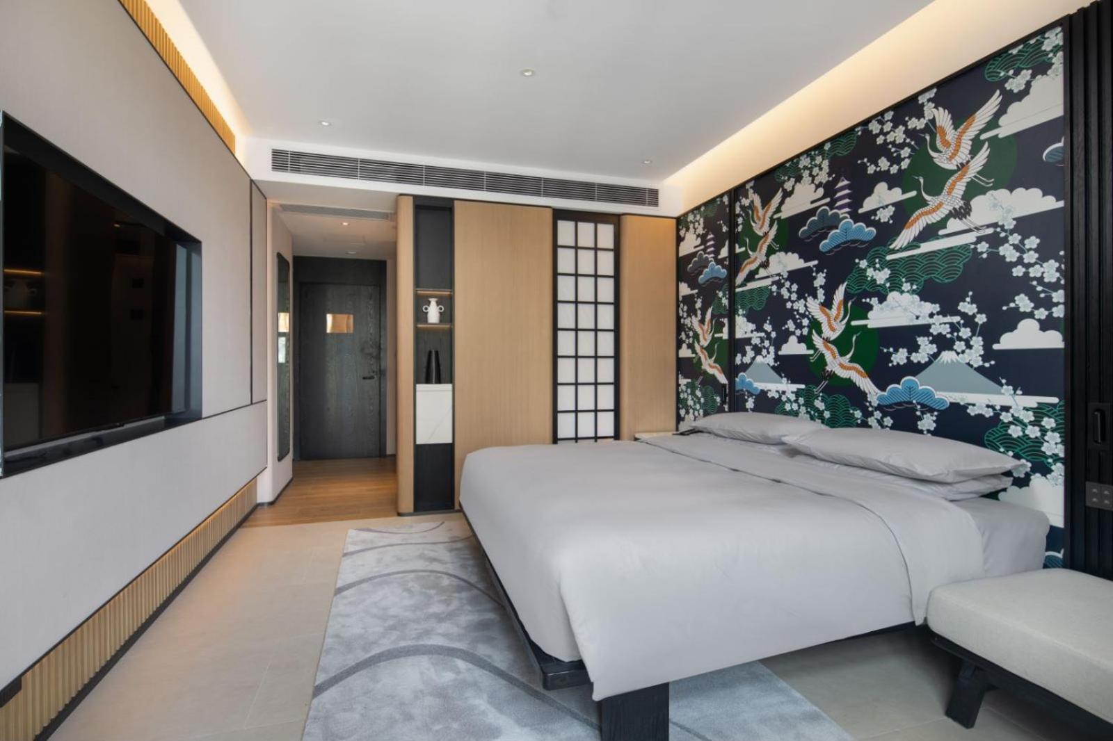 Business Queen Room