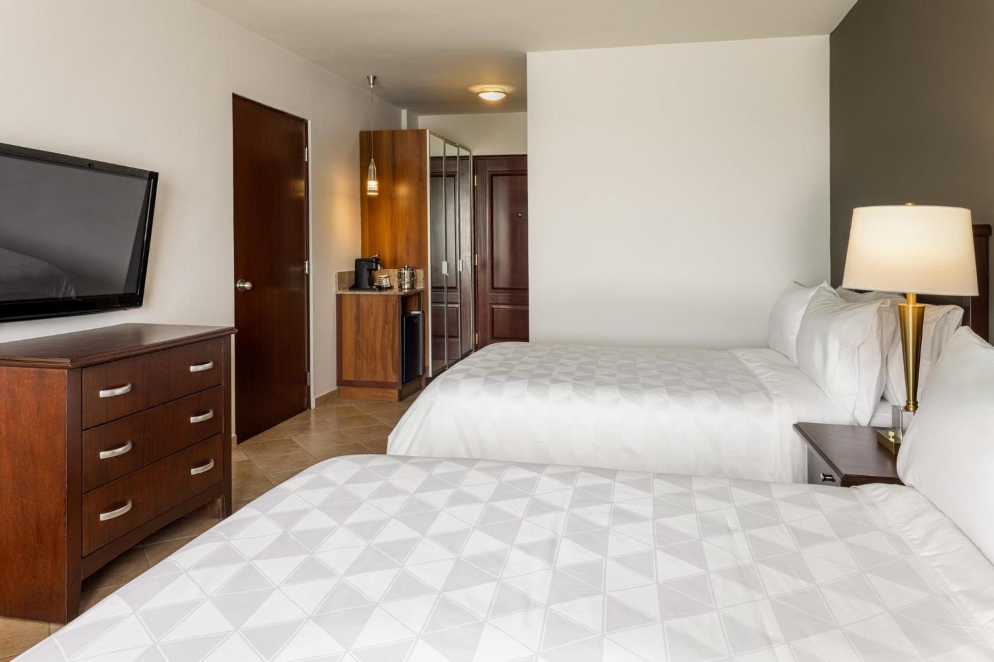 Standard Double Room with Two Double Beds and Pool View - Photo 3